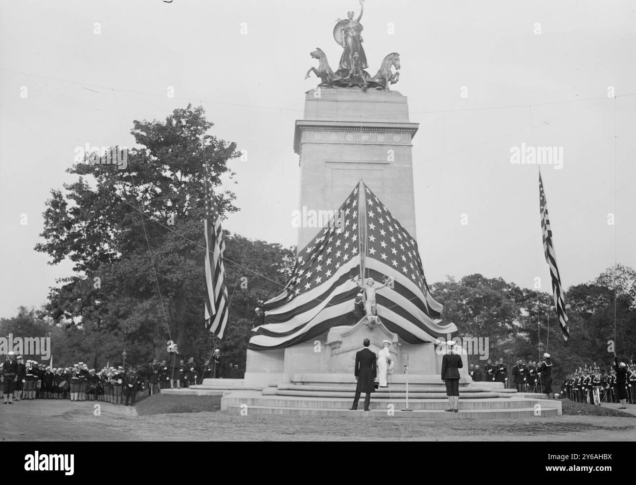 MAINE Monument, Foto zeigt das Denkmal für das Schlachtschiff Maine, das im Hafen von Havanna, Kuba, während des Spanisch-Amerikanischen Krieges von 1898 explodierte. 1913 wurde das Denkmal am Columbus Circle und am Eingang der 59th Street zum Central Park in New York City aufgestellt., 1913. Mai 30., Glasnegative, 1 negativ: Glas; 5 x 7 Zoll. Oder kleiner. Stockfoto