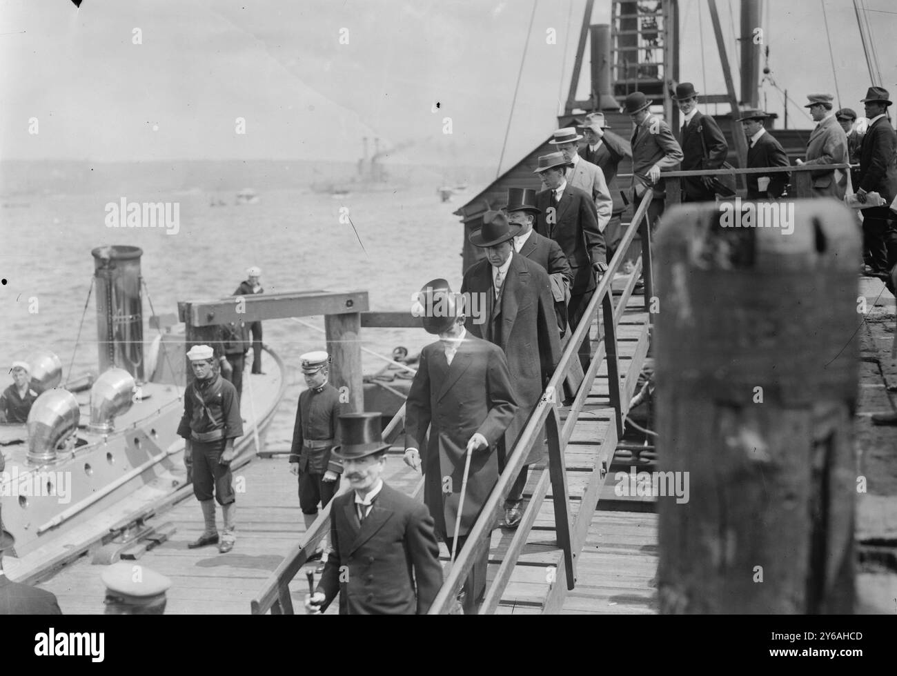 Das Foto zeigt das Maine Monument Committee an Bord der Wyoming, dem Schlachtschiff, das die Flotte während der Enthüllungszeremonien für das Denkmal für das Schlachtschiff Maine führte, das während des Spanisch-Amerikanischen Krieges von 1898 im Hafen von Havanna explodierte. Mitglieder des Komitees waren: Der Vorsitzende James Grant Wilson, William R. Hearst, George F. Shrady, John W. Keller und J. Edward Simmons. 1913 wurde das Denkmal am Columbus Circle und am Eingang der 59th Street zum Central Park in New York City aufgestellt., 1913, Glass negative, 1 negative: Glass; 5 x 7 Stockfoto