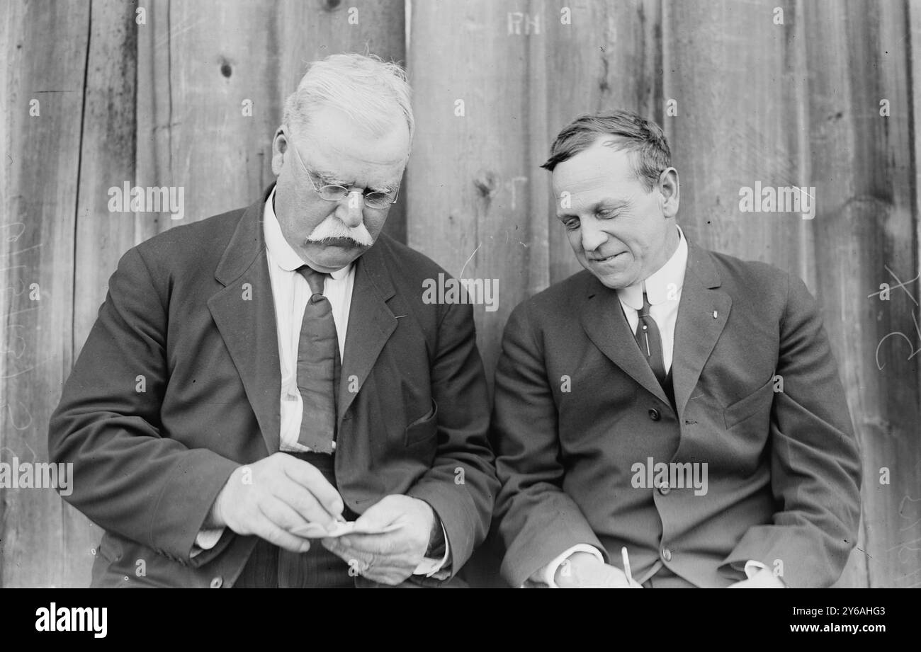 Coach Courtney & C.S. Titus, Foto zeigt Cornell University Crew Coach Charles E. Courtney (1849-1920) möglicherweise während der Intercollegiate Regatta in Poughkeepsie, New York, 21. Juni 1913., 13. Juni 1913, Glasnegative, 1 negativ: Glas; 5 x 7 Zoll Oder kleiner. Stockfoto