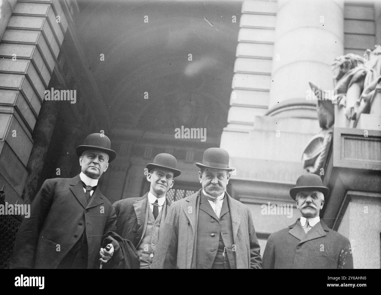 Brown, Colton, Dickinson, Lindabury, Foto zeigt Männer, die in eine Klage gegen die US Steel Corporation verwickelt sind. (Von links nach rechts) Henry P. Brown, Prüfer; Henry C. Colton, Richter Jacob McGavock Dickinson, Rechtsbeistand der Regierung; und Richard V. Lindabury, Chief Counsel for U.S. Steel., 1912 oder 1913, Glass negative, 1 negativ: Glass; 5 x 7 Zoll Oder kleiner. Stockfoto