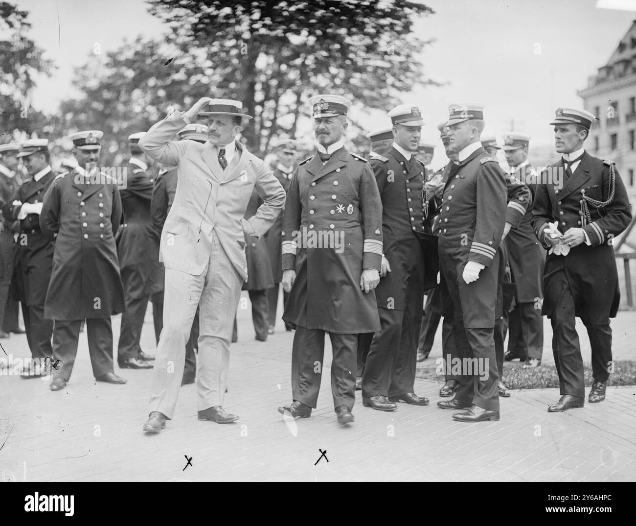 Deutscher Botschafter - ADM. Paschowitz, Foto zeigt Graf von Bernstorff, deutscher Botschafter in den Vereinigten Staaten (links) und deutscher Konteradmiral Hubert von Rebeur-Paschwitz (rechts), während des Besuchs deutscher Marineschiffe in New York City im Juni 1912., 1912. Juni, Glasnegative, 1 negativ: Glas; 5 x 7 Zoll Oder kleiner. Stockfoto