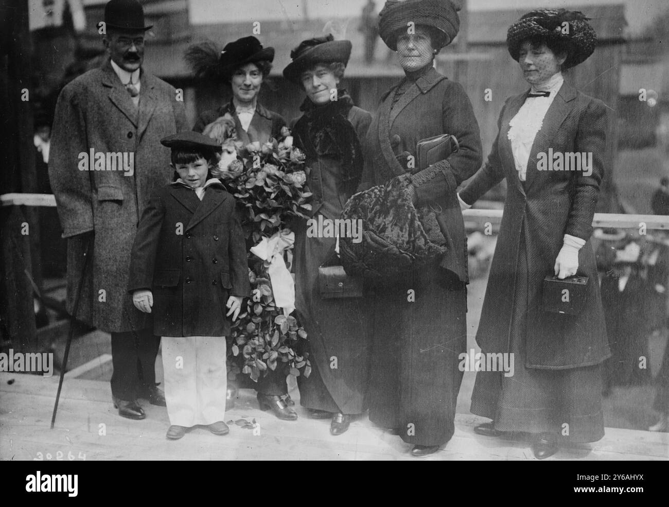 M.M. Van Buren & Archbold Van Buren, Mrs. Van Buren, Mrs. C.J. Post, Mrs. J.H. Flagg, Foto zeigt Frau Van Buren (Tochter von John Dustin Archbold) mit ihrem Mann und Sohn und drei anderen Frauen bei der Taufe der Yacht ihres Vaters, der Vixen, in Morris Heights, New York, 10. April. 1910., 10. April 1913, Glasnegative, 1 negativ: Glas; 5 x 7 Zoll Oder kleiner. Stockfoto