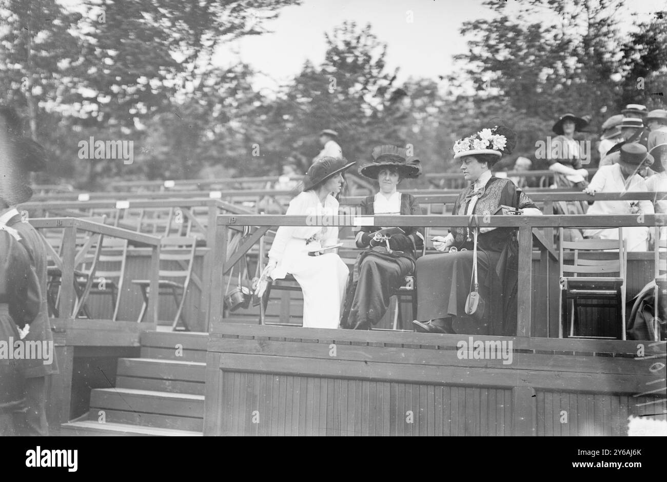 Mrs. Vanderpoel, Mrs. Fred D. Johnson und Mrs. C.K.G. Billings, möglicherweise aufgenommen auf der Monmouth County Horse Show, Long Branch, New Jersey, 10. Juli 1913. 1 negativ: Glas; 5 x 7 Zoll Oder kleiner. Stockfoto