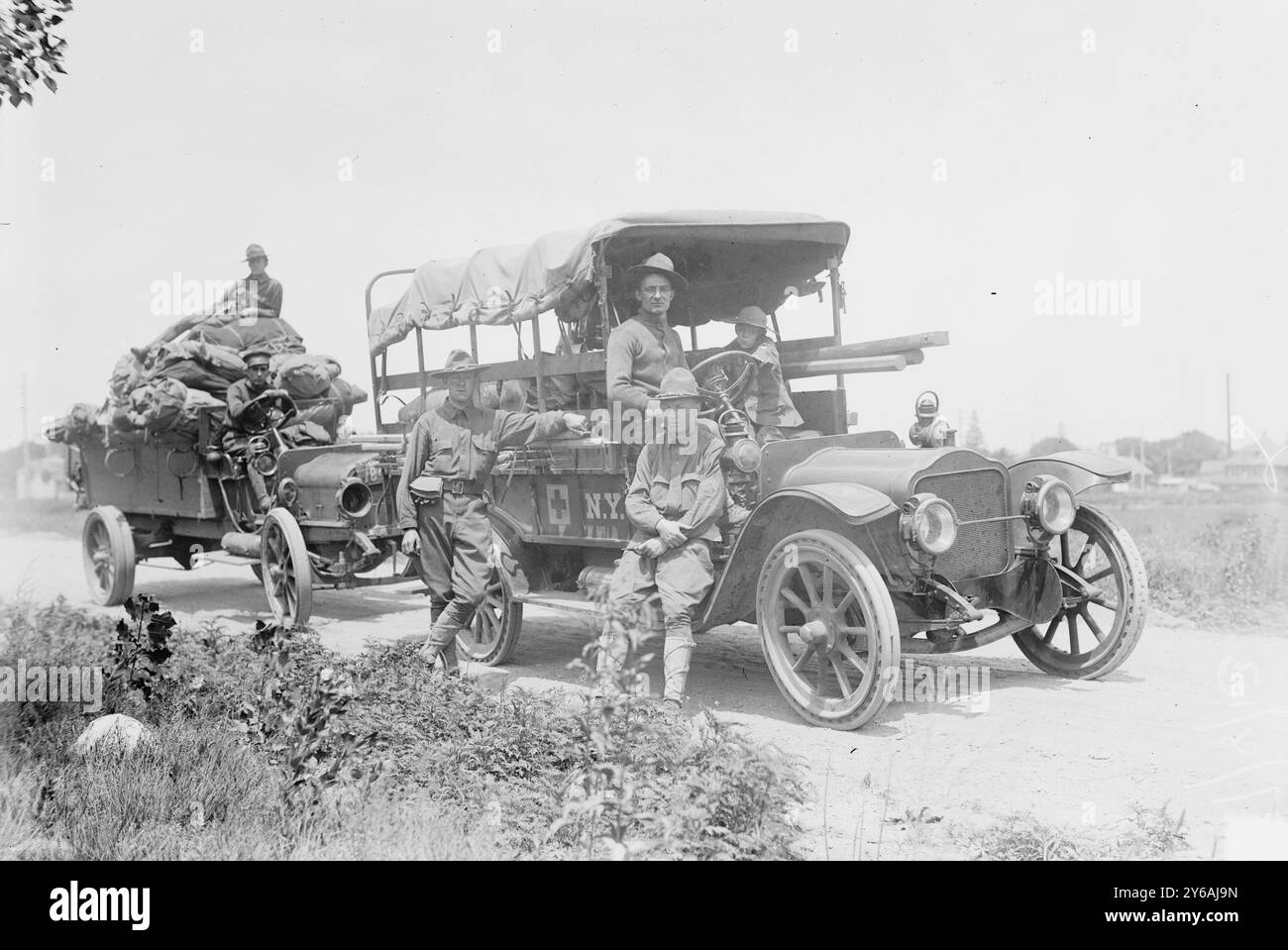 Hospital Corps, Provisorische Batterie, N.Y.N.G., Foto zeigt das Hospital Corps, Provisorische Batterie der New Yorker Nationalgarde mit Fahrzeug hergestellt von White Motor Co, wahrscheinlich Training im Sommerlager außerhalb von Hicksville, Long Island., 8. Juli 1913., Glasnegative, 1 negativ: Glas; 5 x 7 Zoll Oder kleiner. Stockfoto