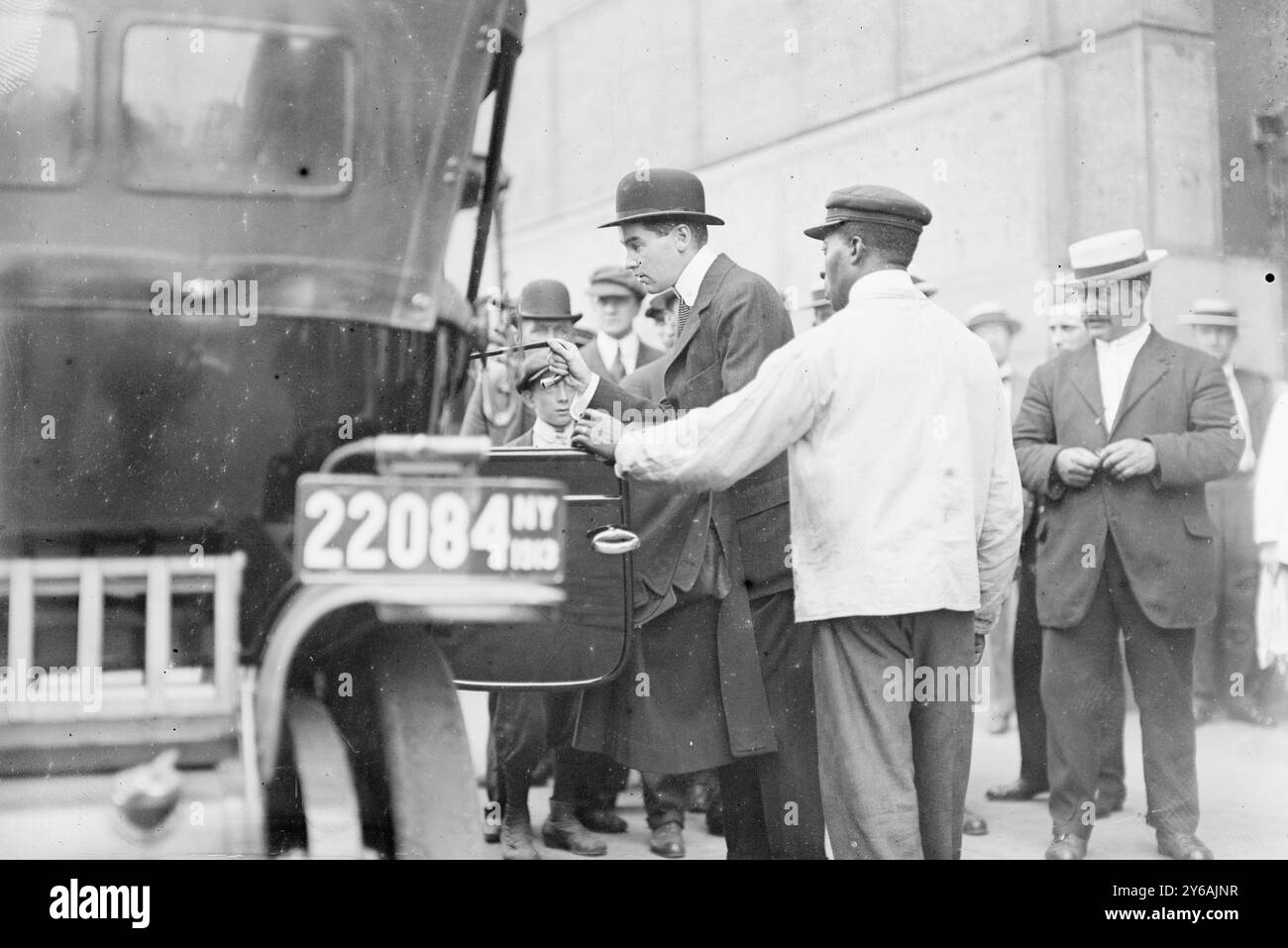 Alfred Vanderbilt am Cunard Pier, Foto zeigt Alfred Gwynne Vanderbilt I (1877–1915) einen Sportler und Sohn von Cornelius Vanderbilt II, der auf der Lusitania starb., 1913., Glasnegative, 1 negativ: Glas; 5 x 7 cm. Oder kleiner. Stockfoto