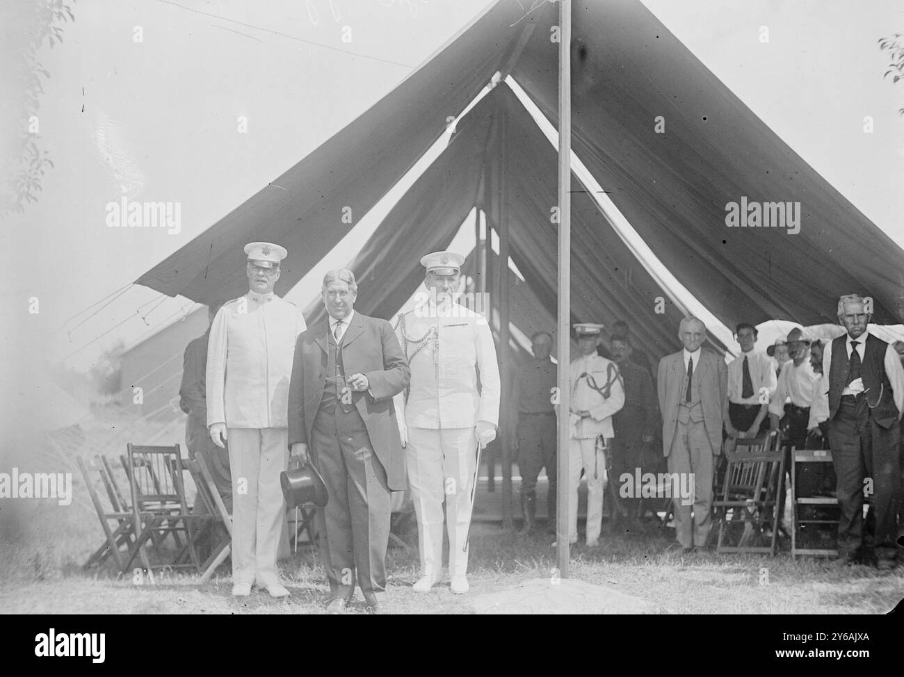 General Leggett, Secy. Garrison - General Wood, Foto zeigt (von links nach rechts) Brigadegeneral Hunter Liggett (1857-1935), Kriegsminister Lindley Miller Garrison (1864-1932) und General Leonard Wood (1860-1927) bei der Gettysburg-Wiedervereinigung (die große Wiedervereinigung) im Juli 1913, die dem 50. Jahrestag der Schlacht von Gettysburg gedenkt., 1913 Juli, Glasnegative, 1 negativ: Glas; 5 x 7 cm. Oder kleiner. Stockfoto