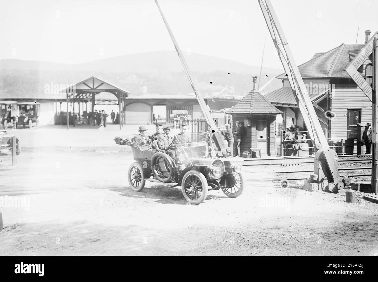 Haldanes Ankunft, West Point, Foto zeigt Richard Burdon Sanderson Haldane, 1. Viscount Haldane (1856-1928) auf dem Rücksitz des Autos mit General Clarence Page Townsley, Befehlshaber der US-Militärakademie in West Point, während Haldanes Besuch in West Point, New York State, 30. August 1913., 1913. August 30. West Point, Glasnegative, 1 negativ: Glas; 5 x 7 Zoll Oder kleiner. Stockfoto