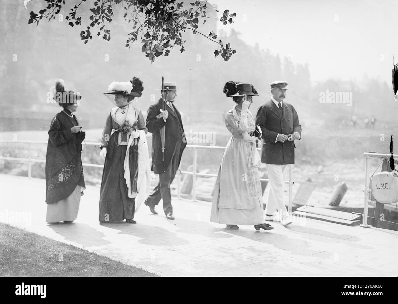 Miss Haldane, Richter Dickinson, J.P. Morgan, Foto zeigt Miss Elizabeth Haldane (Hut mit weißer Feder), Schwester von Viscount Haldane; Richter Dickinson (Schirm trägt) und J.P. Morgan im Columbia Yacht Club, am Fuße der 86th Street, New York City., 1913 August, Glasnegative, 1 negativ: Glas; 5 x 7 Zoll Oder kleiner. Stockfoto