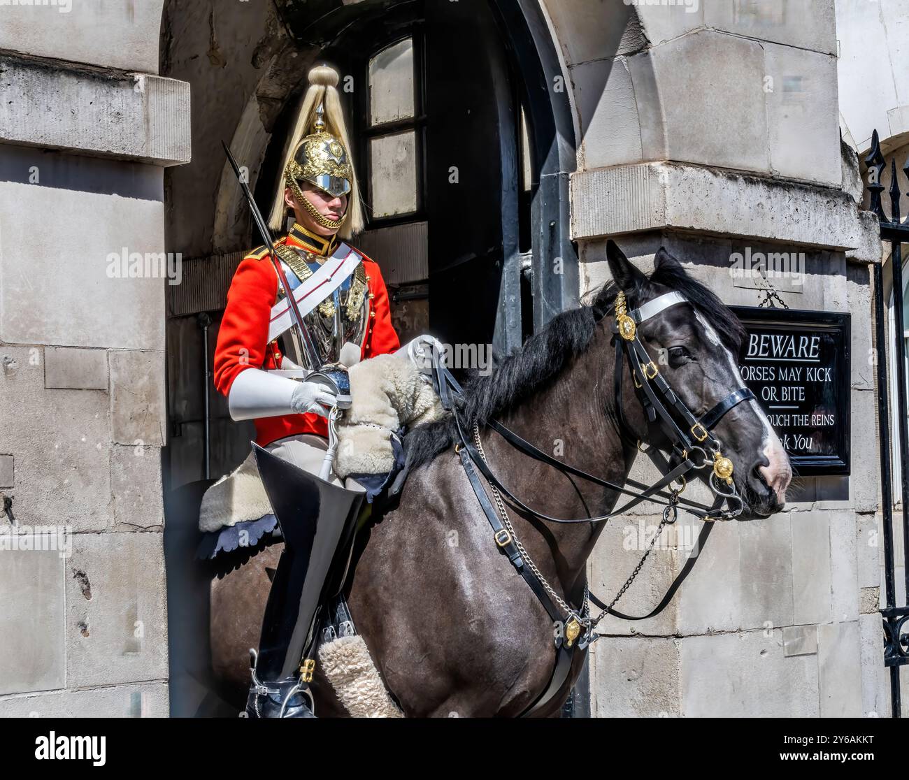 Rote Uniform Mounted Trooper Horse Guards Whitehall London England. Horse Guards ist ein historisches Gebäude, in dem sich die Kavallerie des Königs befindet. Stockfoto