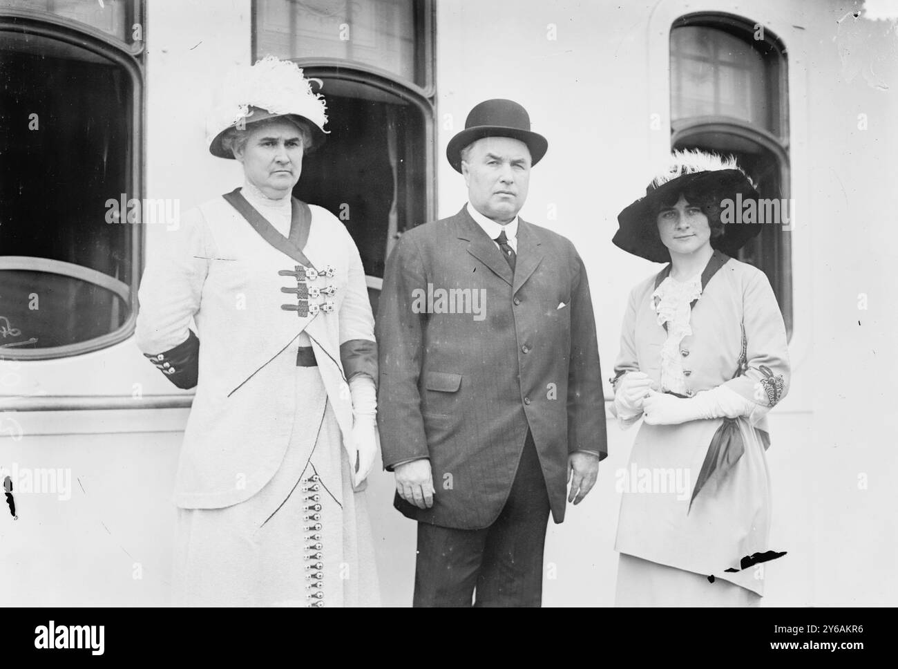 Roger Sullivan, Ehefrau und Tochter, Foto zeigt Roger Charles Sullivan (1861–1920), einen politischen Führer der Demokratischen Partei aus Cook County, Illinois, mit seiner Familie., zwischen ca. 1910 und ca. 1915, Glasnegative, 1 negativ: Glas; 5 x 7 cm. Oder kleiner. Stockfoto