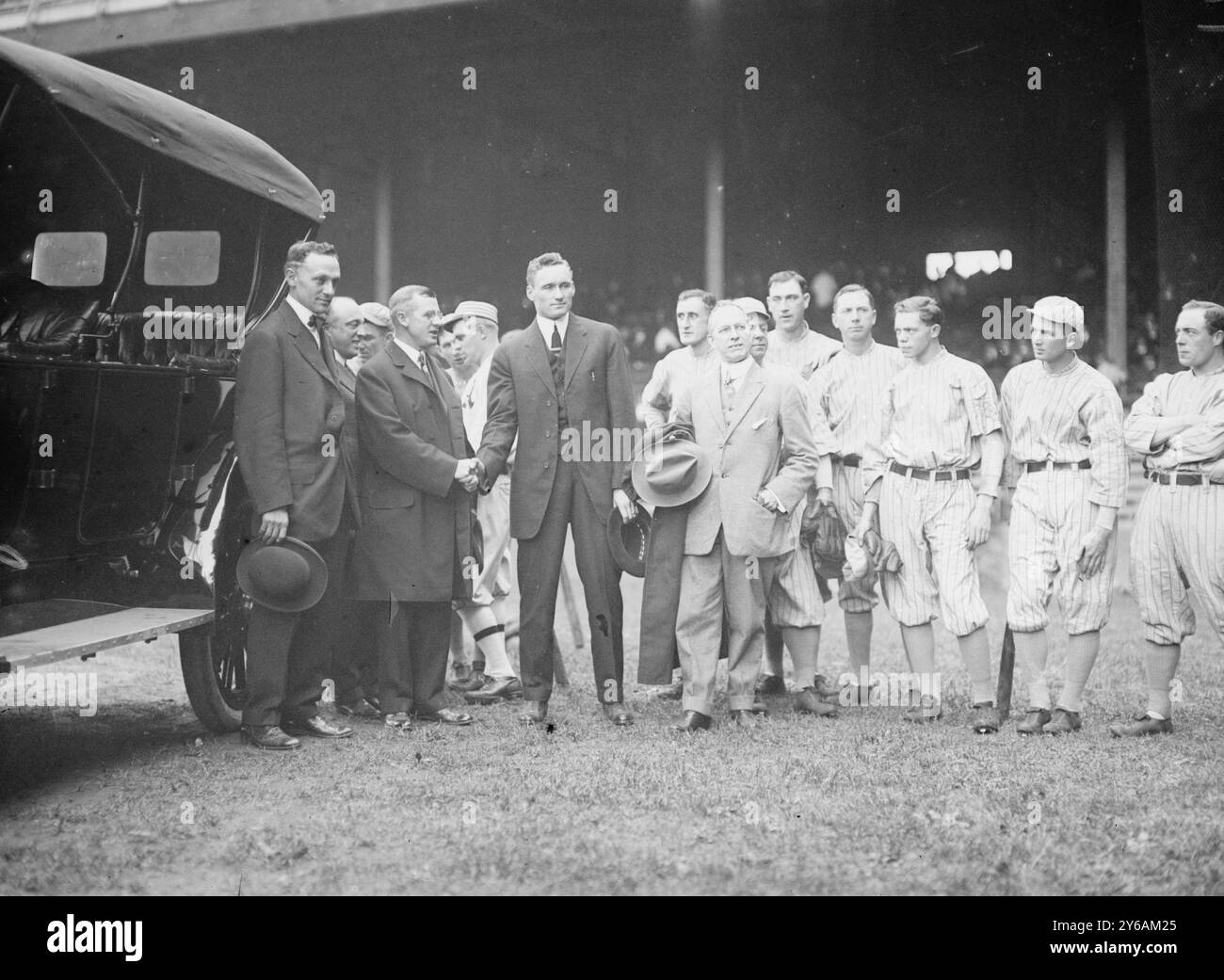 Foto zeigt den Baseballspieler Walter Johnson, Washington AL (Baseball), der zum Most Valuable Player der American League ernannt wurde und den Chalmers Award für ein neues Chalmers Automobil erhielt., 9. Oktober 1913, Glass negative, 1 negative: Glass; 5 x 7 Zoll. Oder kleiner. Stockfoto