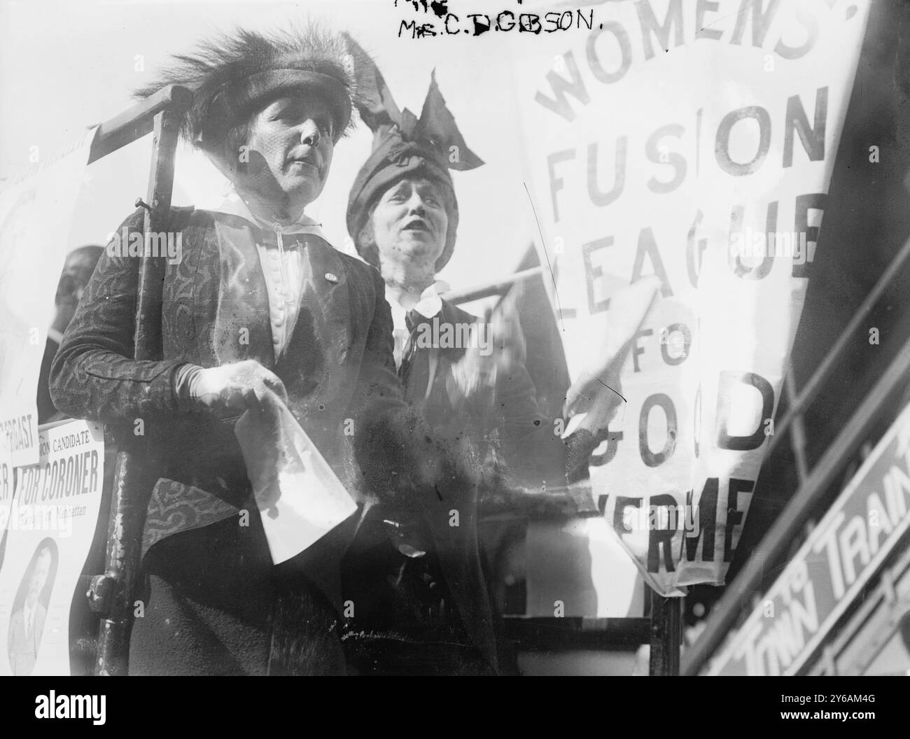 Mrs. J.B. Harriman und Mrs. C.D. Gibson, Foto zeigt Suffragisten Mrs. Charles Dana Gibson (Irene Langhorne) (d. 1956) und Mrs. J. Borden Harriman (Florence Jaffray 'Daisy' Harriman) (1870-1967), Anführerin der Women's Fusion League, die wahrscheinlich gemeinsam für den Bürgermeister von New York City Mitchel im Oktober 1913 kämpfte., 1913 Okt., Glasnegative, 1 negativ: Glas; 5 x 7 Zoll. Oder kleiner. Stockfoto