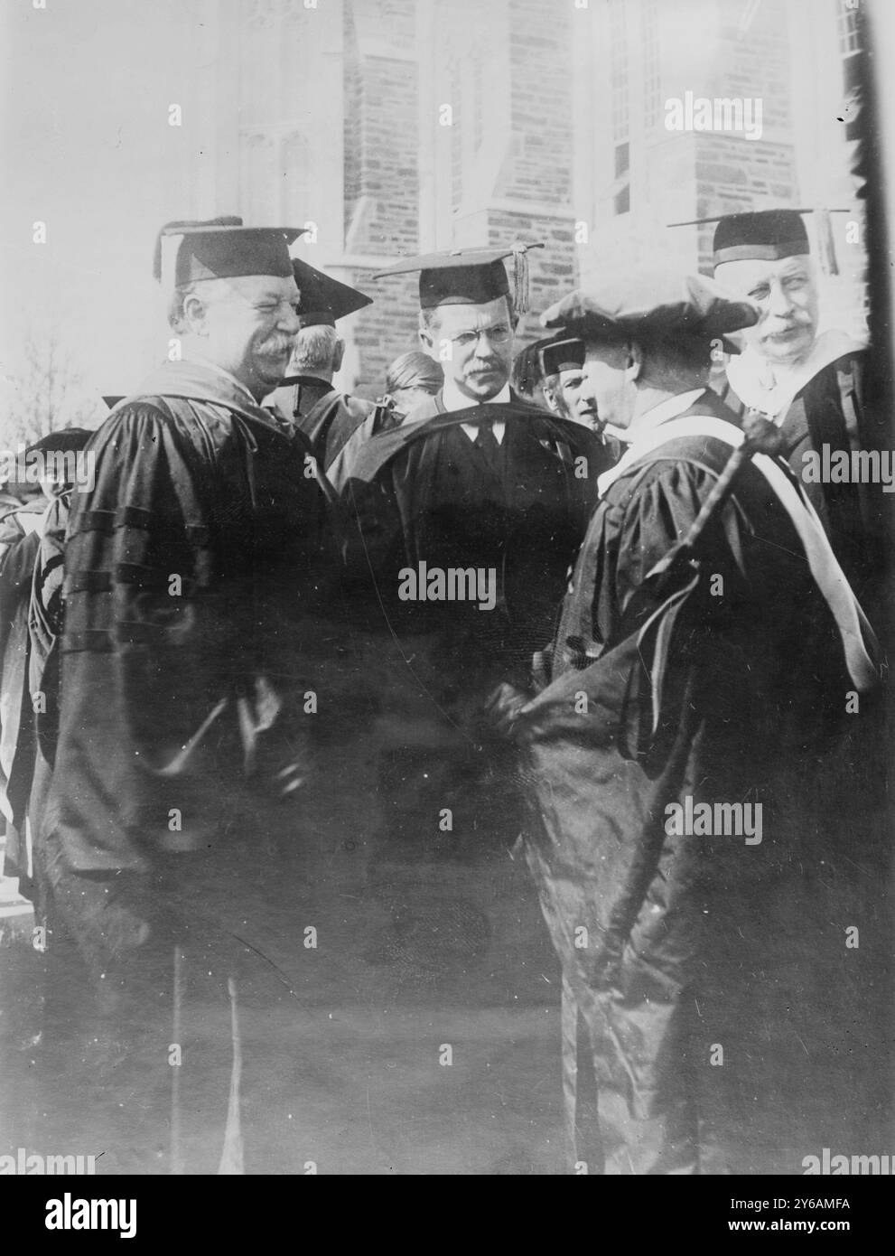 Taft & Hibben, Princeton, Photo zeigt die Einweihungszeremonie für den Cleveland Memorial Tower, der am 22. Oktober 1913 in einer Zeremonie geweiht wurde, bei der der ehemalige Präsident William Howard Taft der Hauptredner war. Ebenfalls gezeigt wird John Grier Hibben (1861–1933), Präsident der Princeton University von 1912 bis 1932., 22. Oktober 1913, Glasnegative, 1 negativ: Glas; 5 x 7 Zoll. Oder kleiner. Stockfoto