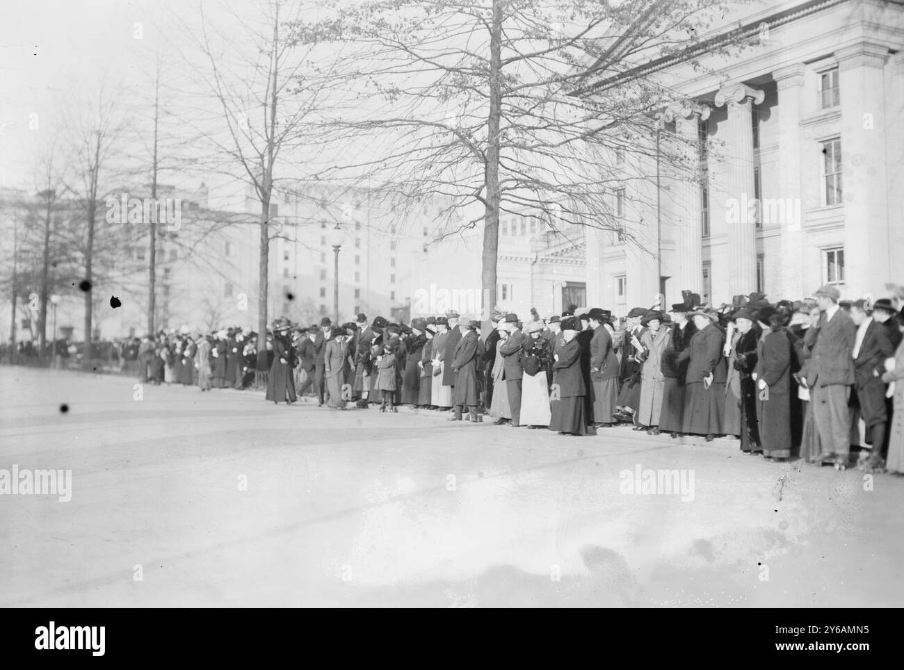 Vor dem Weißen Haus zeigt das Foto die Menschenmenge vor dem Weißen Haus am Hochzeitstag von Jessie Woodrow Wilson, Tochter von Präsident Wilson, die Francis Bowes Sayre in einer Zeremonie des Weißen Hauses am 25. November 1913 heiratete., 25. November 1913, Glass negative, 1 negative: Glass; 5 x 7 Zoll Oder kleiner. Stockfoto Vor dem Weißen Haus zeigt das Foto die Menschenmenge vor dem Weißen Haus am Hochzeitstag von Jessie Woodrow Wilson, Tochter von Präsident Wilson, die Francis Bowes Sayre in einer Zeremonie des Weißen Hauses am 25. November 1913 heiratete., 25. November 1913, Glass negative, 1 negative: Glass; 5 x 7 Zoll Oder kleiner. Stockfoto