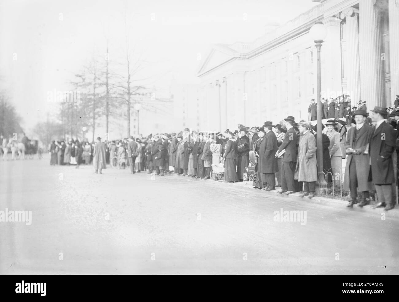 Vor dem Weißen Haus zeigt das Foto die Menschenmenge vor dem Weißen Haus am Hochzeitstag von Jessie Woodrow Wilson, Tochter von Präsident Wilson, die Francis Bowes Sayre in einer Zeremonie des Weißen Hauses am 25. November 1913 heiratete., 25. November 1913, Glass negative, 1 negative: Glass; 5 x 7 Zoll Oder kleiner. Stockfoto Vor dem Weißen Haus zeigt das Foto die Menschenmenge vor dem Weißen Haus am Hochzeitstag von Jessie Woodrow Wilson, Tochter von Präsident Wilson, die Francis Bowes Sayre in einer Zeremonie des Weißen Hauses am 25. November 1913 heiratete., 25. November 1913, Glass negative, 1 negative: Glass; 5 x 7 Zoll Oder kleiner. Stockfoto
