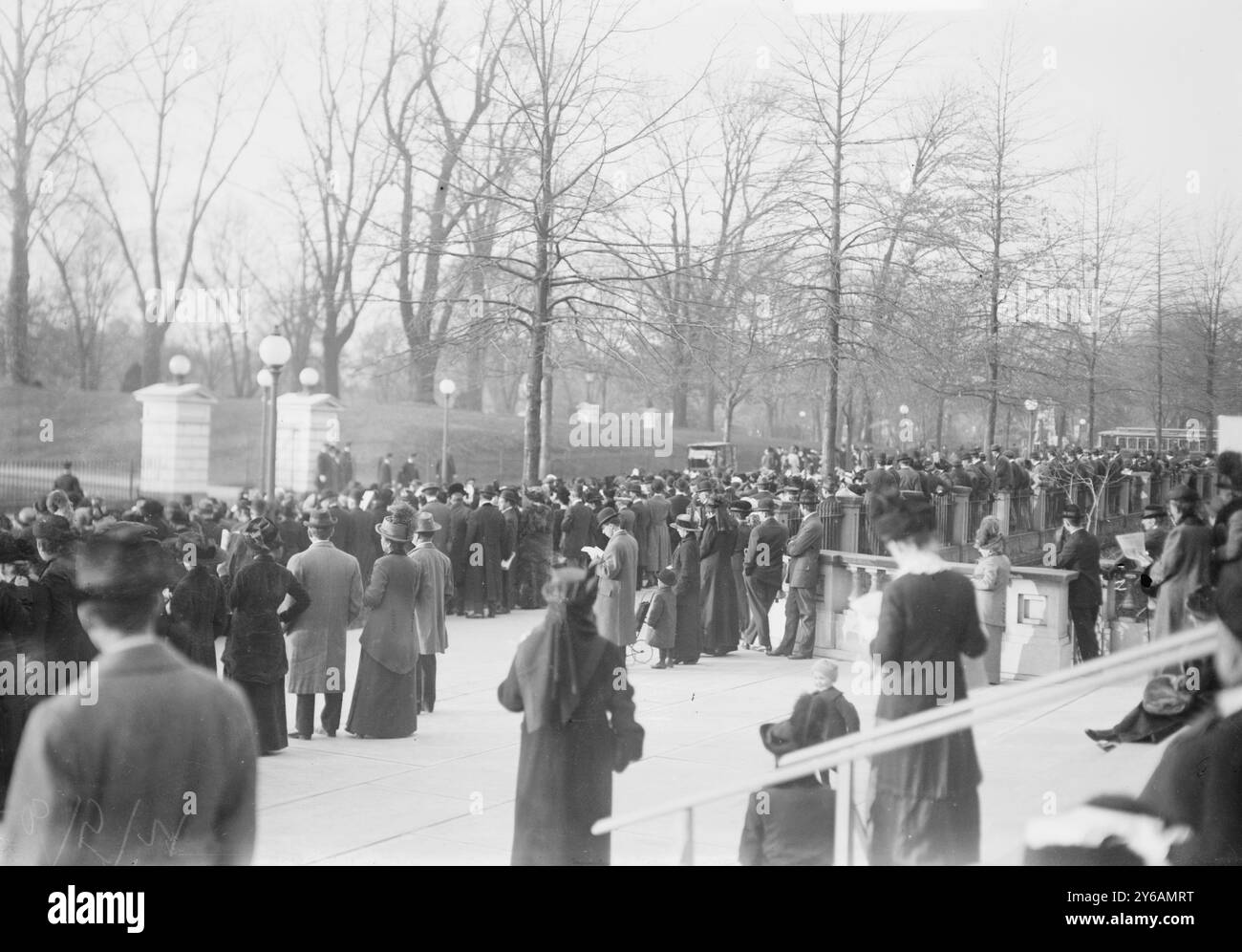 Beim Anblick des Weißen Hauses zeigt das Foto die Menschenmenge vor dem Weißen Haus am Hochzeitstag von Jessie Woodrow Wilson, Tochter von Präsident Wilson, die Francis Bowes Sayre in einer Zeremonie des Weißen Hauses am 25. November 1913 heiratete., 25. November 1913, Glass negative, 1 negative: Glass; 5 x 7 Zoll Oder kleiner. Stockfoto Beim Anblick des Weißen Hauses zeigt das Foto die Menschenmenge vor dem Weißen Haus am Hochzeitstag von Jessie Woodrow Wilson, Tochter von Präsident Wilson, die Francis Bowes Sayre in einer Zeremonie des Weißen Hauses am 25. November 1913 heiratete., 25. November 1913, Glass negative, 1 negative: Glass; 5 x 7 Zoll Oder kleiner. Stockfoto