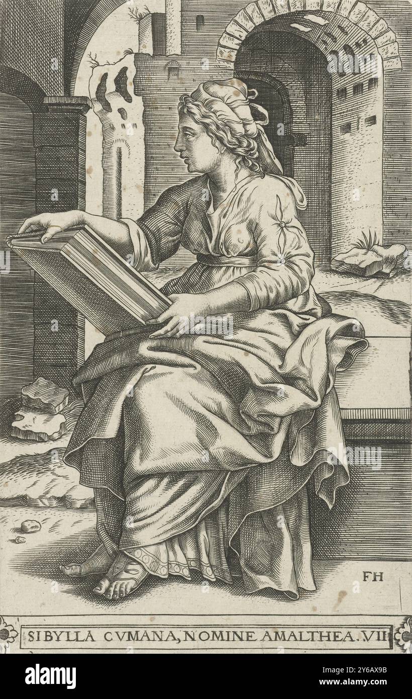 Sibyl von Cumae, genannt Amalthea, Sibylla Cumana, Nomine Amalthea (Titel auf Objekt), Sibyls (Titel der Serie), Sibyls (Titel der Serie), Sibylla von Cumae sitzt links mit einem Buch in der Hand. Eine Ruine im Hintergrund. Der Druck ist Teil einer zehnteiligen Serie über die Sibyls., Druck, Druckerei: Frans Huys, (auf dem Objekt erwähnt), Antwerpen, 1546 - 1562, Papier, Gravur, Höhe, 196 mm x Breite, 124 mm Stockfoto