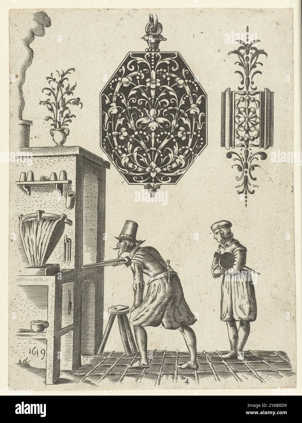 Ornamente für Goldschmiede, zwei Goldschmiedeornamente, unten ein Schmied und sein Lehrling in der Nähe eines Ofens., Druck, Druckerei: Anonym, nach Entwurf: Jean Toutin, Verlag: Anonym, Châteaudun, (möglicherweise), 1619, Papier, Gravur, Höhe, 106 mm x Breite, 81 mm Stockfoto