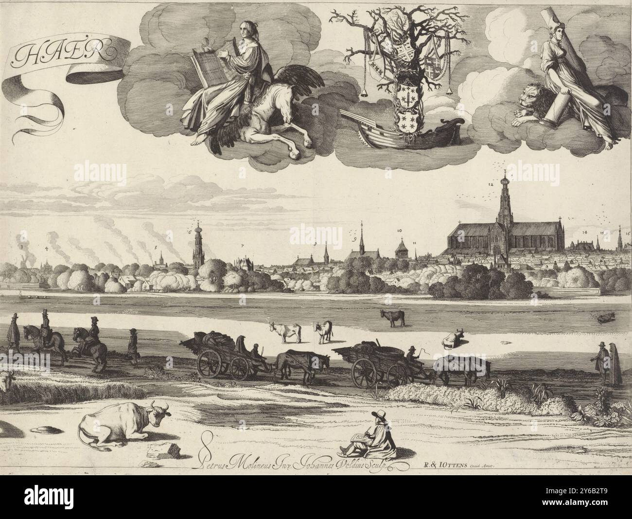 Ansicht von Haarlem (mittleres Blatt), Haerlem (Titel auf Objekt), mittleres Blatt einer Ansicht von Haarlem, von Norden gesehen. Über einer Wolke, die die Personifikationen Vorsicht (links) und Stärke (rechts) enthält. Zwischen den Personifizierungen ein trockener Baum mit fünf Wappen, darunter das von Haarlem, und zwei Glocken (die „Glocken von Damiate“ oder „Damiaatjes“). Unter dem Baum ein Boot mit einer Säge am Bug. Diese Darstellung bezieht sich auf die Eroberung von Damiate. Die Gebäude, einschließlich des Sint-Bavokerk, sind mit Nummern versehen. Im Vordergrund ein Zeichner. Auf dem zweiten Plan, Wagen, Fahrer und W Stockfoto