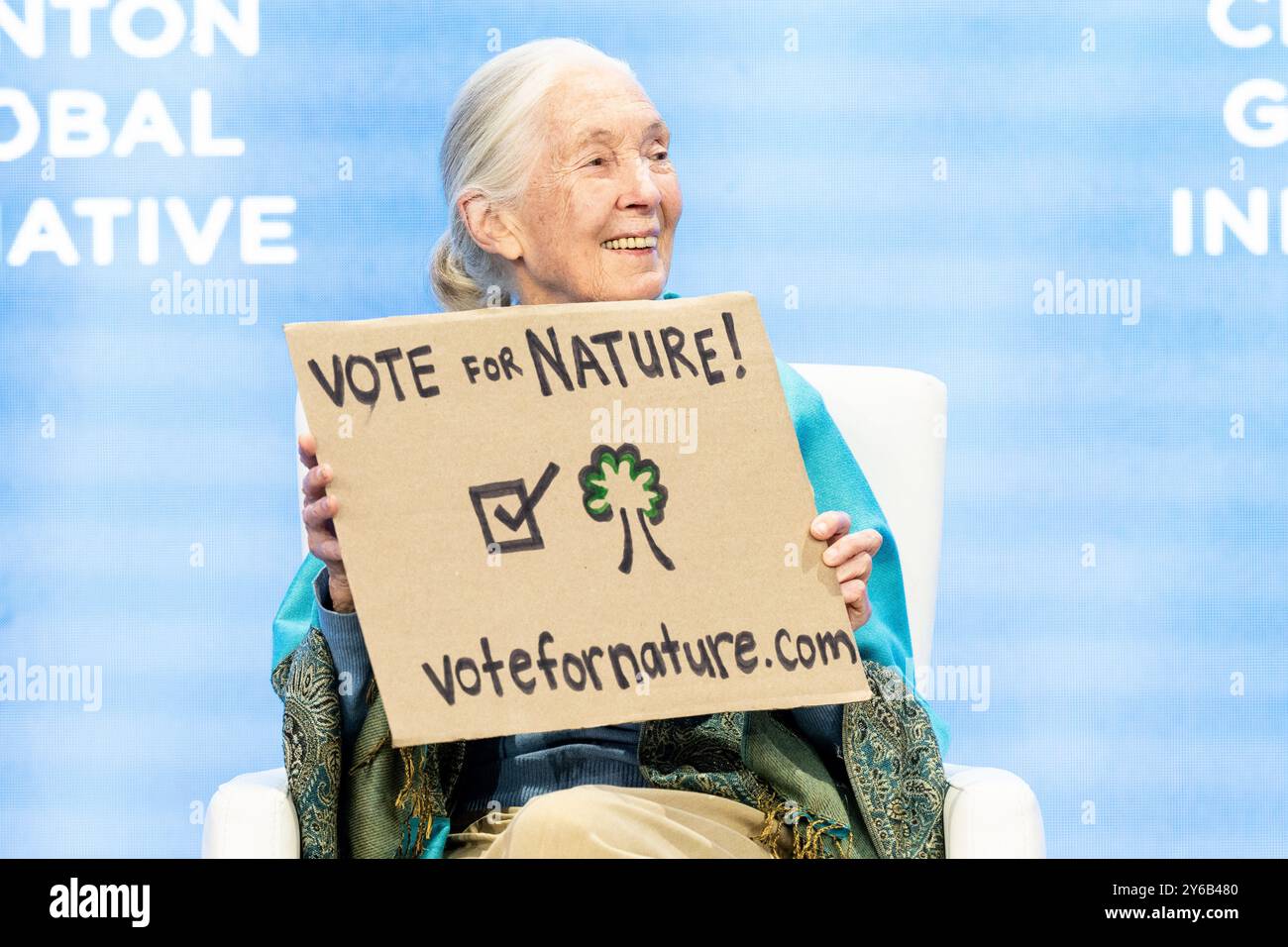 New York City, Usa. September 2024. Jane Goodall, Gründerin des Jane Goodall Institute, hält ein Schild hoch, auf dem steht: „Stimme für die Natur!“ Während eines Vortrags auf der Clinton Global Initiative Konferenz im Hilton Midtown Hotel in New York City. (Foto: Michael Brochstein/SIPA USA) Credit: SIPA USA/Alamy Live News Stockfoto