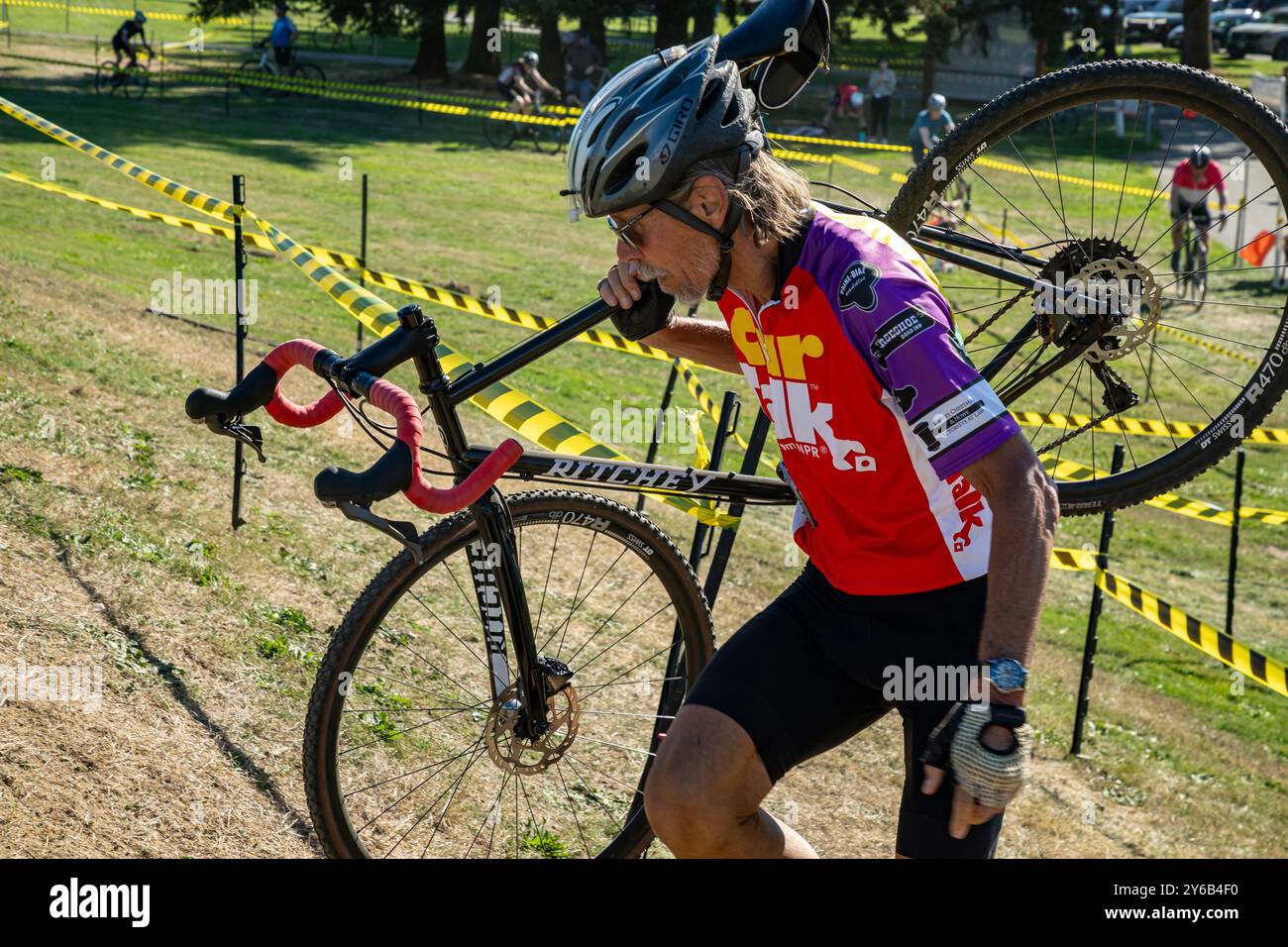 WA25706-00...WASHINGTON - Tom Kirkendall im Vorfeld des MFG Starcross Cyclocross im Marymoor State Park. Stockfoto