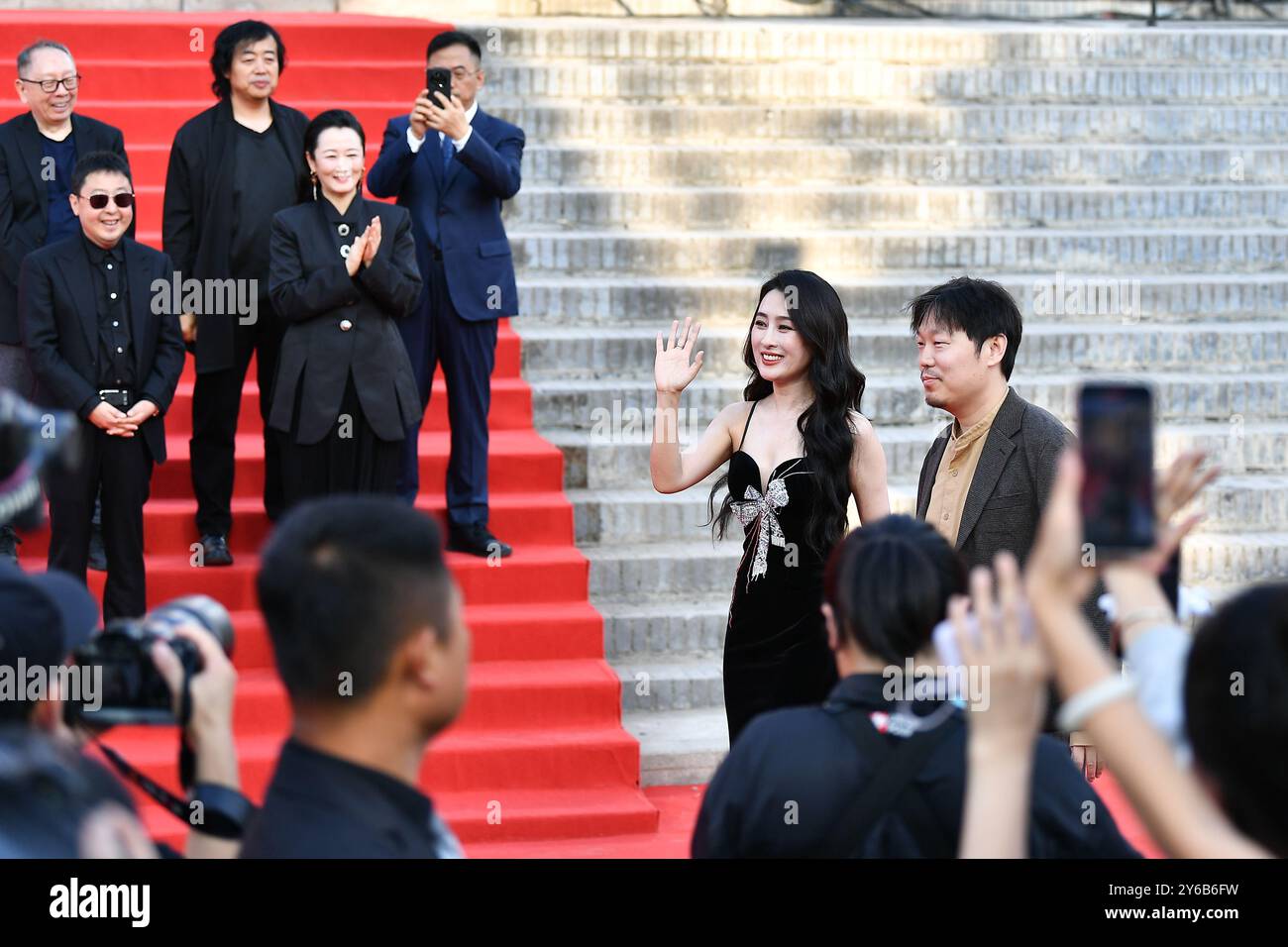 Schauspielerin Ma Su (rechts, 2) und Filmregisseurin (rechts, 1.) gehen auf dem roten Teppich. Pingyao, China. 24. September 2024. Das 8. Internationale Filmfestival Pingyao beginnt in der antiken Stadt Pingyao, Stadt Jinzhong, nordwestchinesische Provinz Shanxi, 24. September 2024.Credit: Wei Liang/China News Service/Alamy Live News Stockfoto