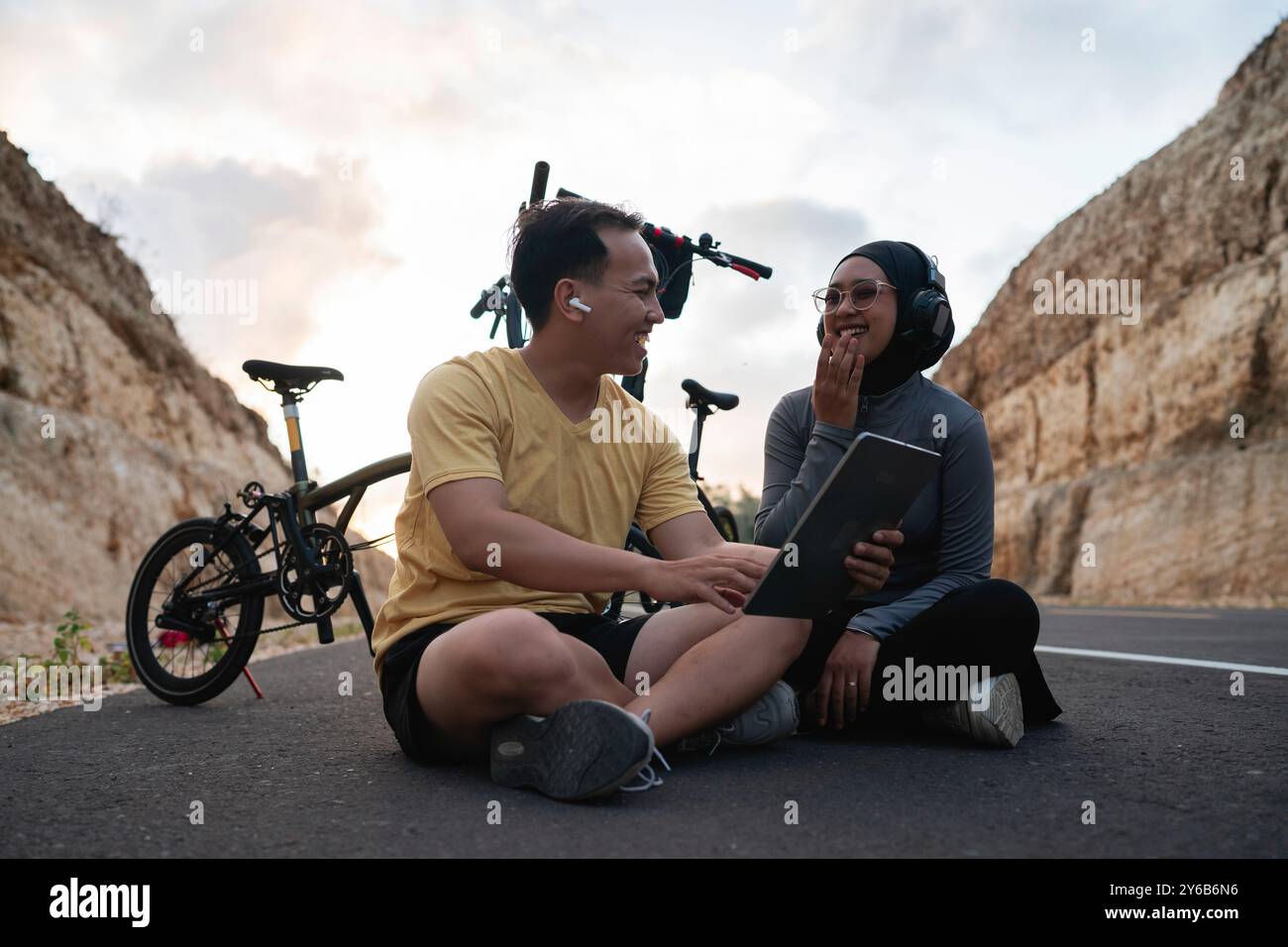Männlich und weiblich Biker mit Tablette und gemeinsam lachen Stockfoto