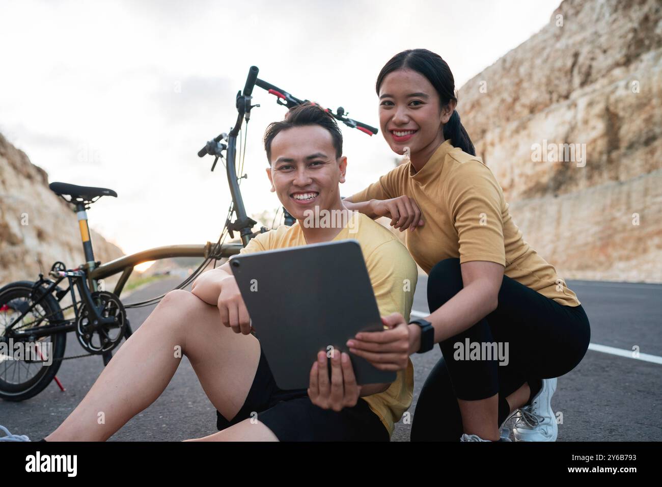 Potrait lächelnder weiblicher und männlicher Biker mit Tablette Stockfoto