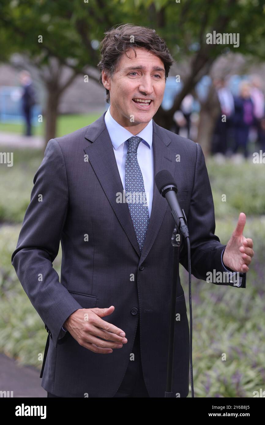 NY, USA. September 2024. New York, NY - 24. September 2024: Der kanadische Premierminister Justin Trudeau spricht während eines Briefings vor der Generalversammlung der Vereinten Nationen in New York. Trudeau erörterte die Rolle Kanadas bei der Bewältigung globaler Probleme, darunter Klimawandel, Menschenrechte und internationale Friedenssicherungsbemühungen. Er betonte Kanadas Engagement für Multilateralismus und globale Zusammenarbeit und hob die laufenden diplomatischen Bemühungen hervor. Foto: Luiz Rampelotto/EuropaNewswire. (Kreditbild: © Luiz Rampelotto/ZUMA Press Wire) NUR REDAKTIONELLE VERWENDUNG! Nicht für kommerzielle USA Stockfoto