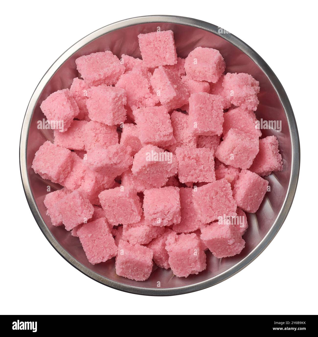 Bunte Kokosnuss-Toffees auf Teller isolierter weißer Hintergrund, traditionelle süße Süßwaren verwöhnen Snack mit Aromen von Kokos und karamelisiertem Zucker Stockfoto