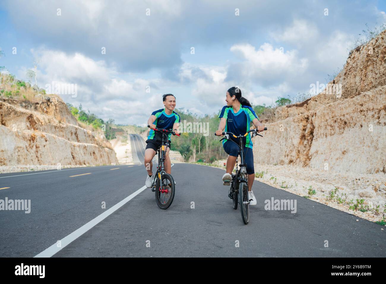 Radfahrerin und Partnerin fahren gemeinsam auf dem Berg Stockfoto