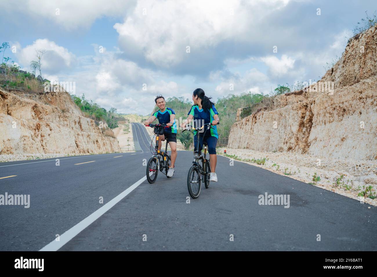 Ein paar Radfahrer, die gerne gemeinsam auf den Berg fahren Stockfoto