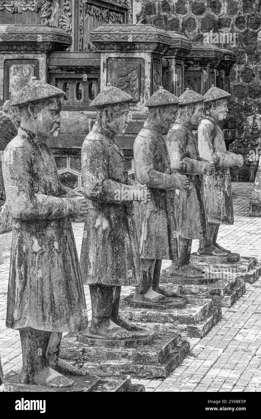 Wächterstatuen im Khai Dinh-Grab, Vietnam schwarz-weiß Stockfoto