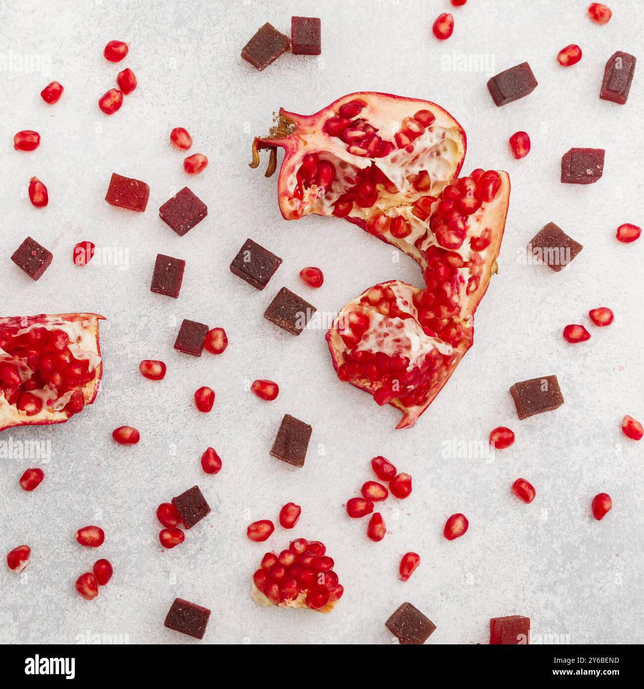 Hausgemachtes kandiertes Gelee mit Granatapfelfrüchten auf dem Tisch. Flache Lage, Draufsicht. Stockfoto