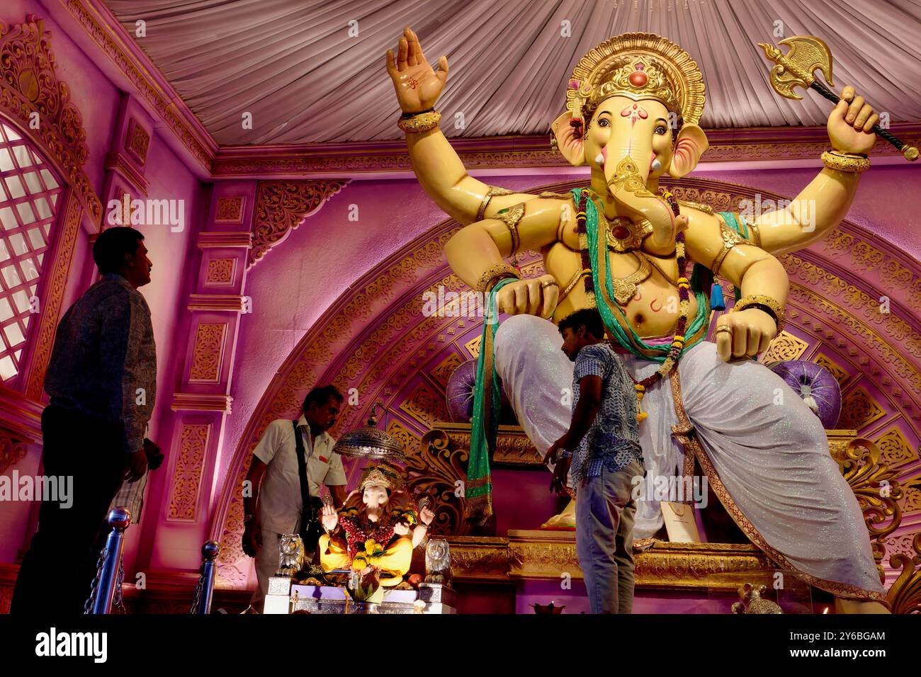 Ein Pandal, ein religiöser Pavillon mit einer großen, vierarmigen Statue des hinduistischen Elefantengottes Ganesh; während des Ganesh Festivals in Mumbai, Indien Stockfoto