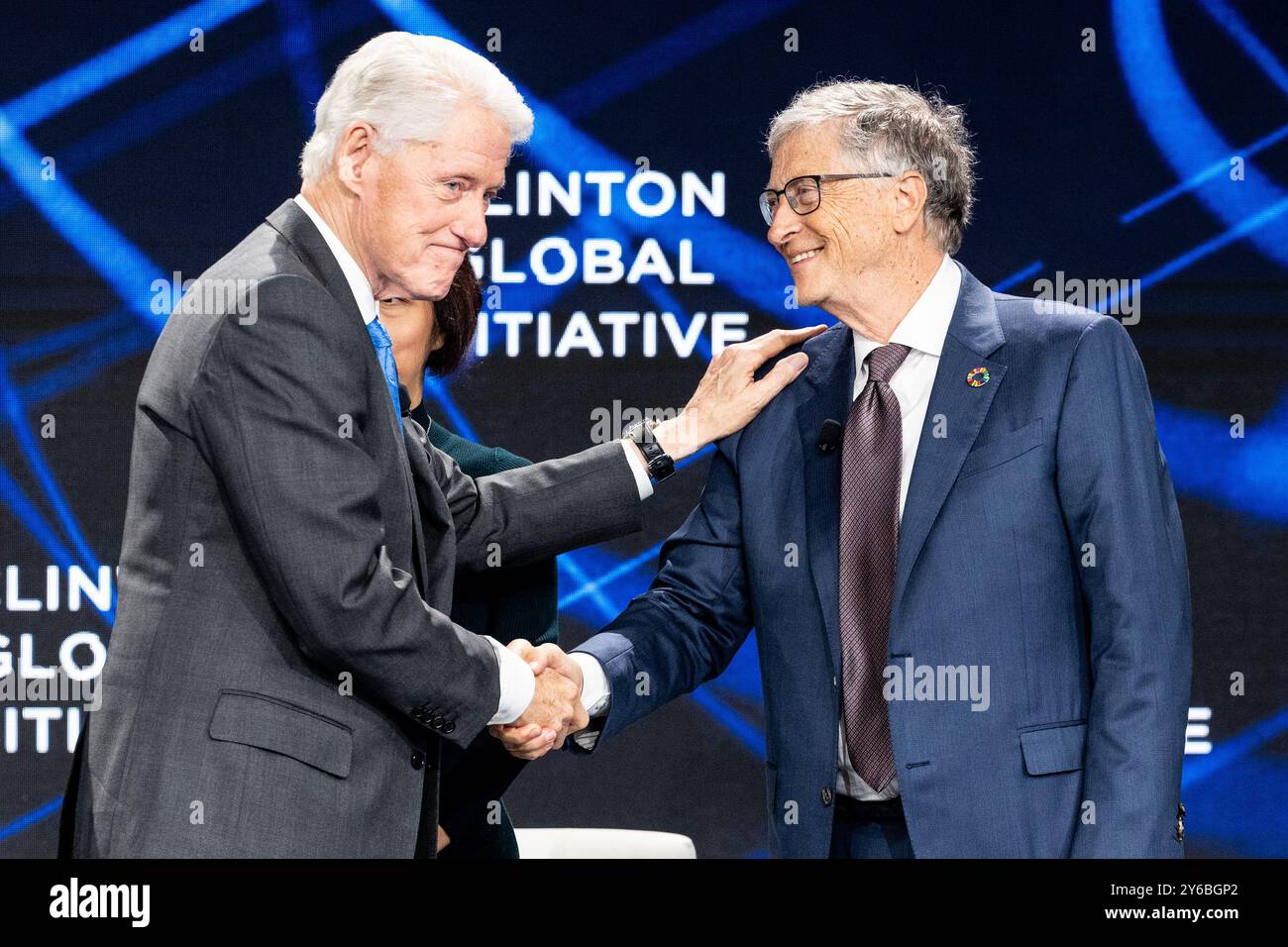 New York, Usa. September 2024. (L-R) der ehemalige Präsident Bill Clinton und Bill Gates, Gründer und Vorsitzender der Bill & Melinda Gates Foundation, sprachen auf der Clinton Global Initiative Konferenz im Hilton Midtown Hotel in New York City. Quelle: SOPA Images Limited/Alamy Live News Stockfoto