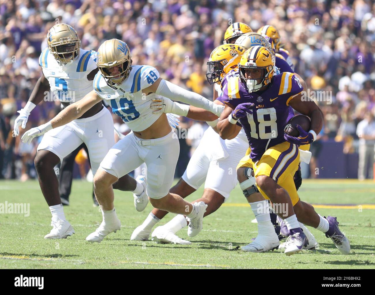 Baton Rouge, Usa. September 2024. LSU Tigers Running Back Josh Williams (18) läuft am Samstag, den 21. September 2024 in Baton Rouge, Louisiana, an den Linebackern Carson Schwesinger (49) und Oluwafemi Oladejo (2) der UCLA Bruins vorbei. (Foto: Peter G. Forest/SIPA USA) Credit: SIPA USA/Alamy Live News Stockfoto