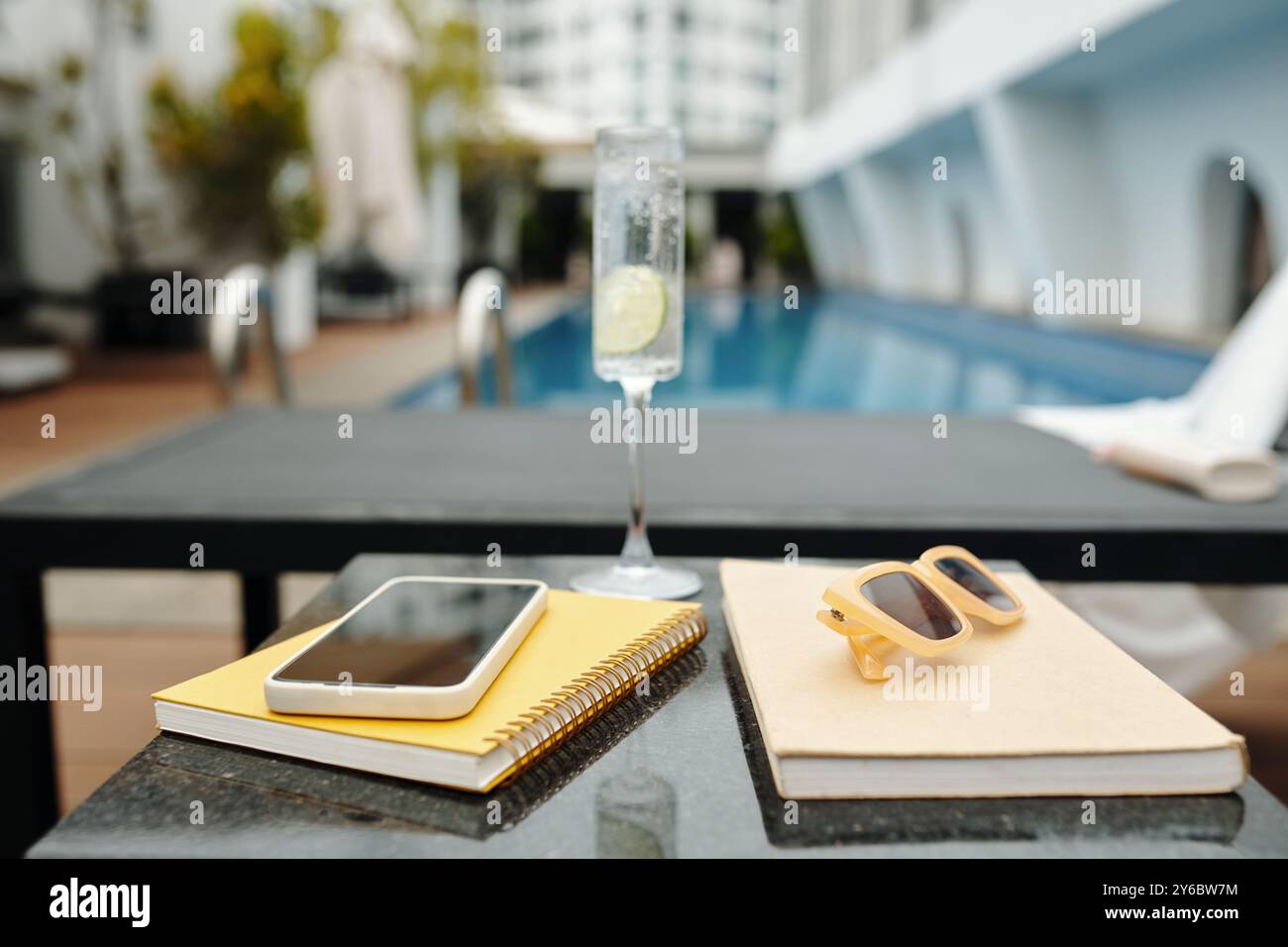 Erfrischendes Ambiente am Pool mit Getränken und Zubehör Stockfoto