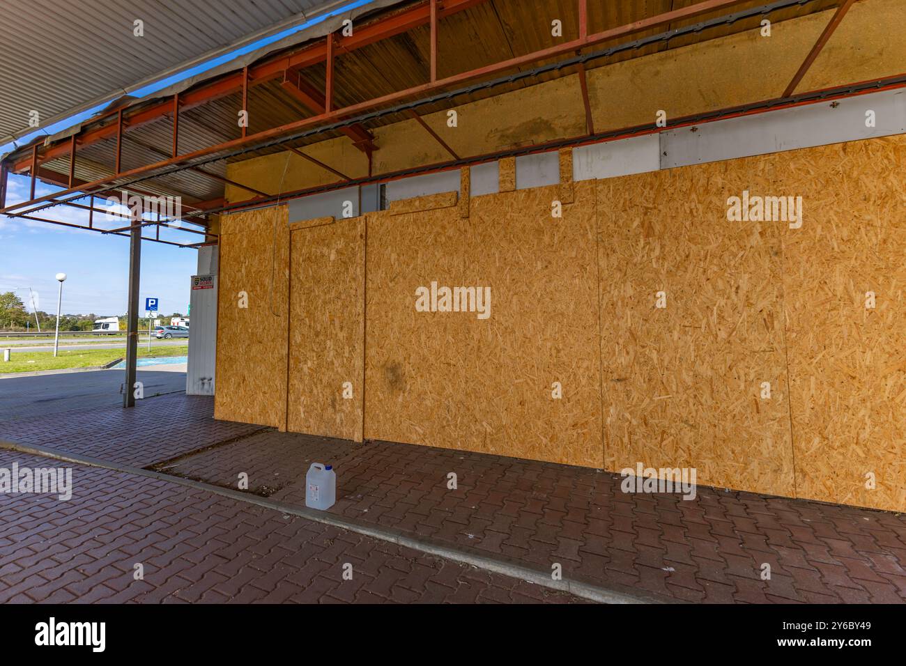 Inaktive und verlassene Tankstelle, inaktive Spender, verschobene Fenster, umzäunter Bereich, alter Bahnhof im Stadtzentrum an der Schnellstraße Stockfoto