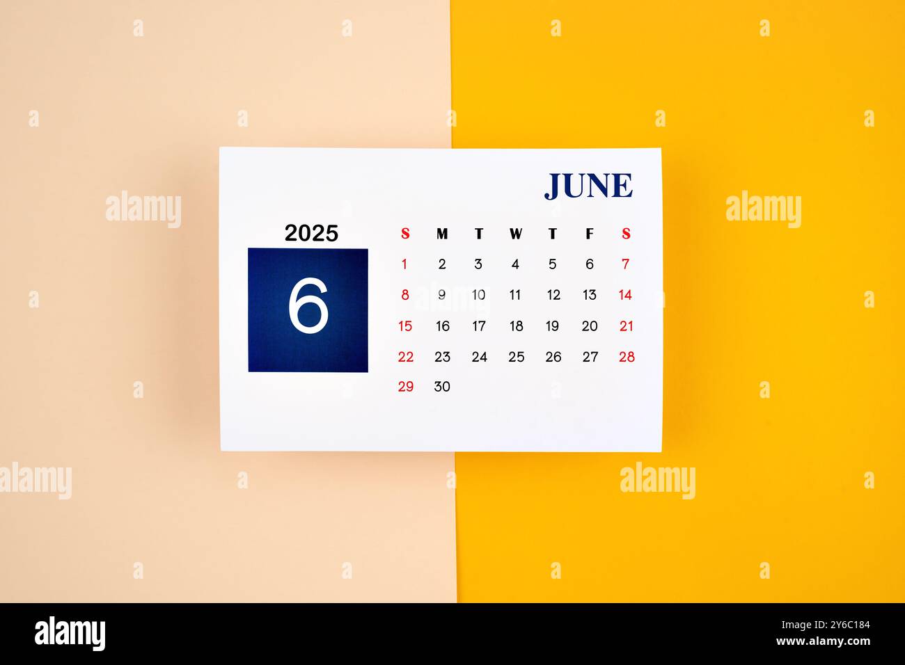 Juni-Kalender 2025 Seite auf gelbem Hintergrund. Stockfoto