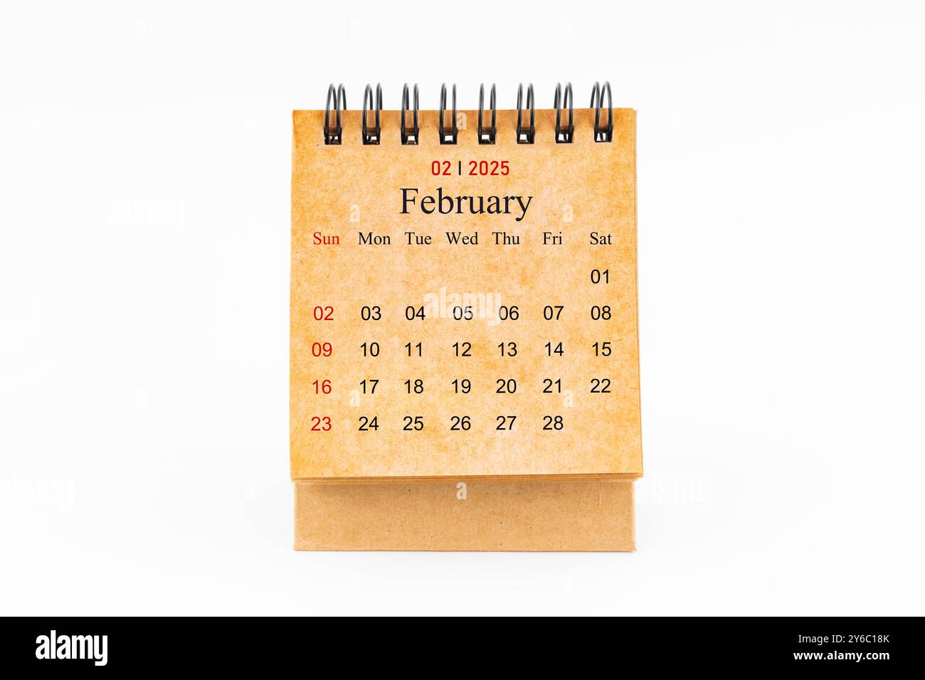 Brauner Mini-Schreibtischkalender für Februar 2025 isoliert auf weißem Hintergrund. Stockfoto
