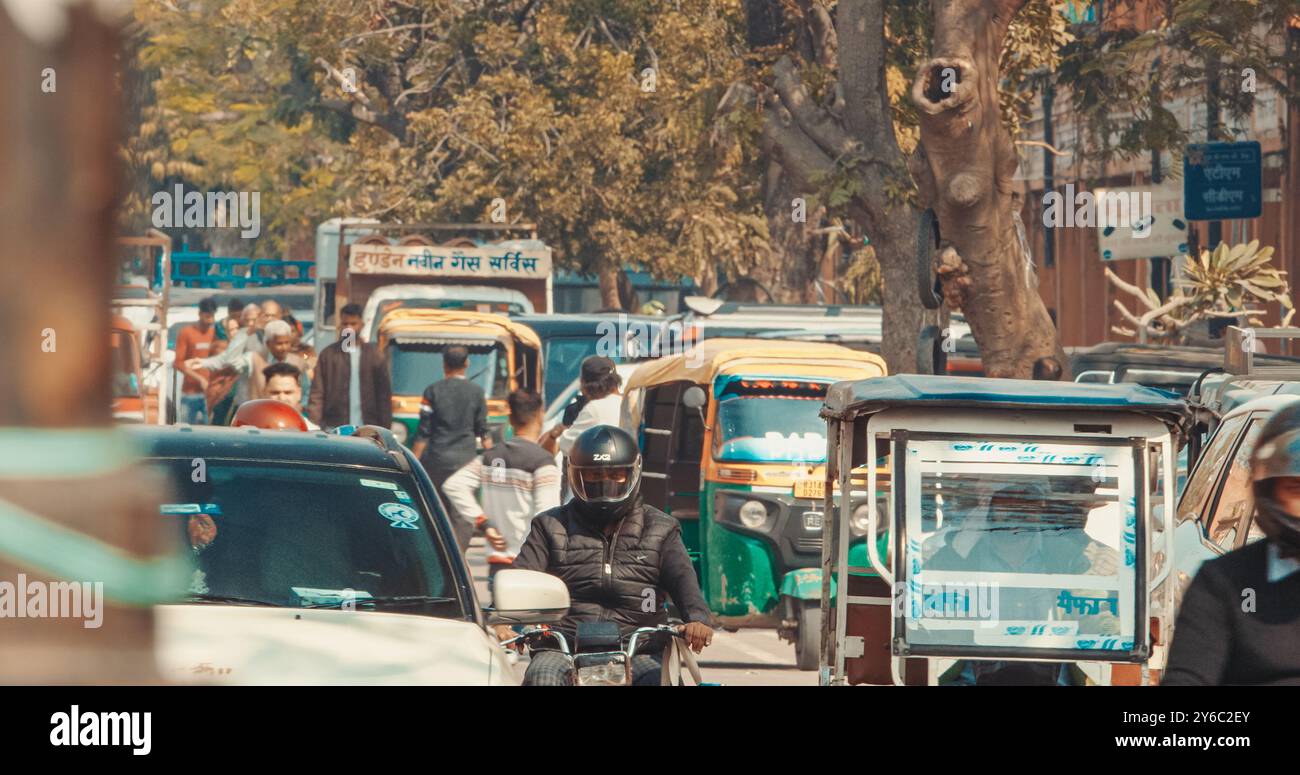 Jaipur, Rajasthan, Indien. Motorräder, Autos, Auto-Rikscha oder Tuk-Tuk-Drive in der Narrow Street in Jaipur. Am Frühen Morgen In Indien. Viel Verkehr In Der Stadt Stockfoto