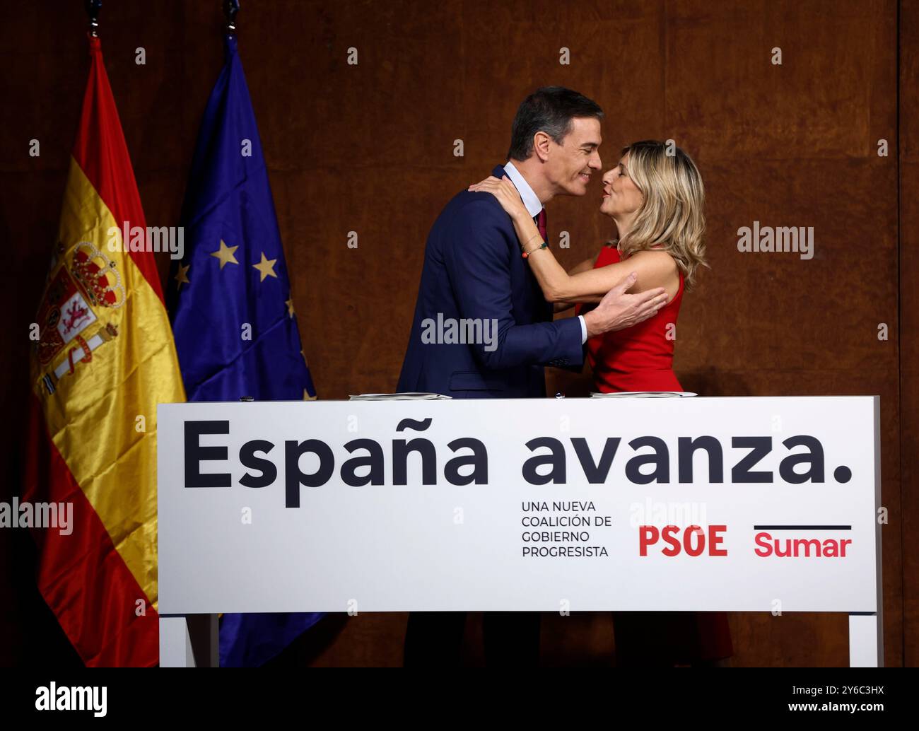 Madrid, 24.10.2023. Unterzeichnung des Abkommens über die Einführung der Regierungsfähigkeit zwischen der PSOE und Sumar, ratifiziert von Pedro Sánchez und Yolanda Díaz. Foto: Jaime García. ARCHDC. Quelle: Album / Archivo ABC / Jaime García Stockfoto