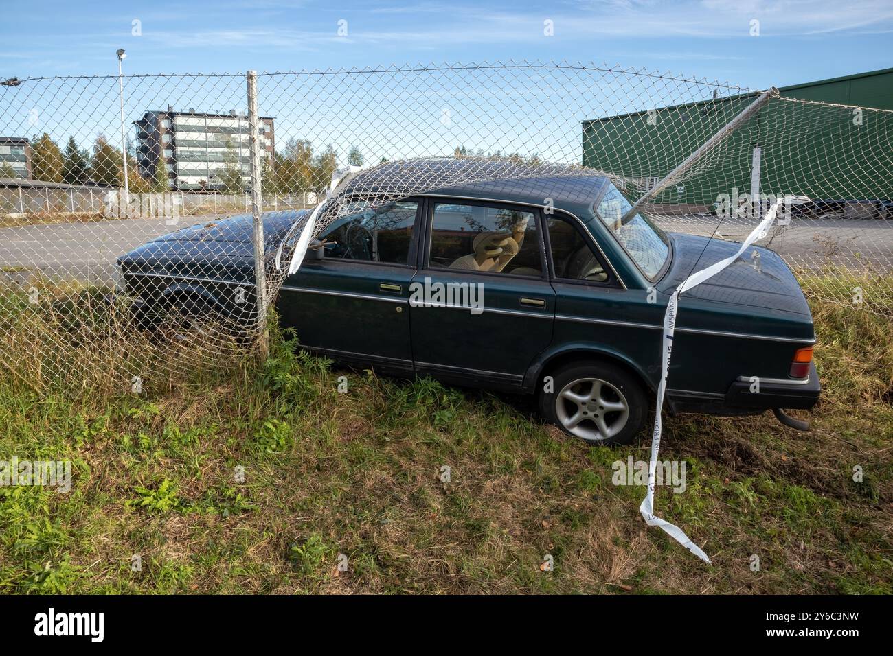 Das Auto ist durch den Maschendrahtzaun gestürzt Stockfoto