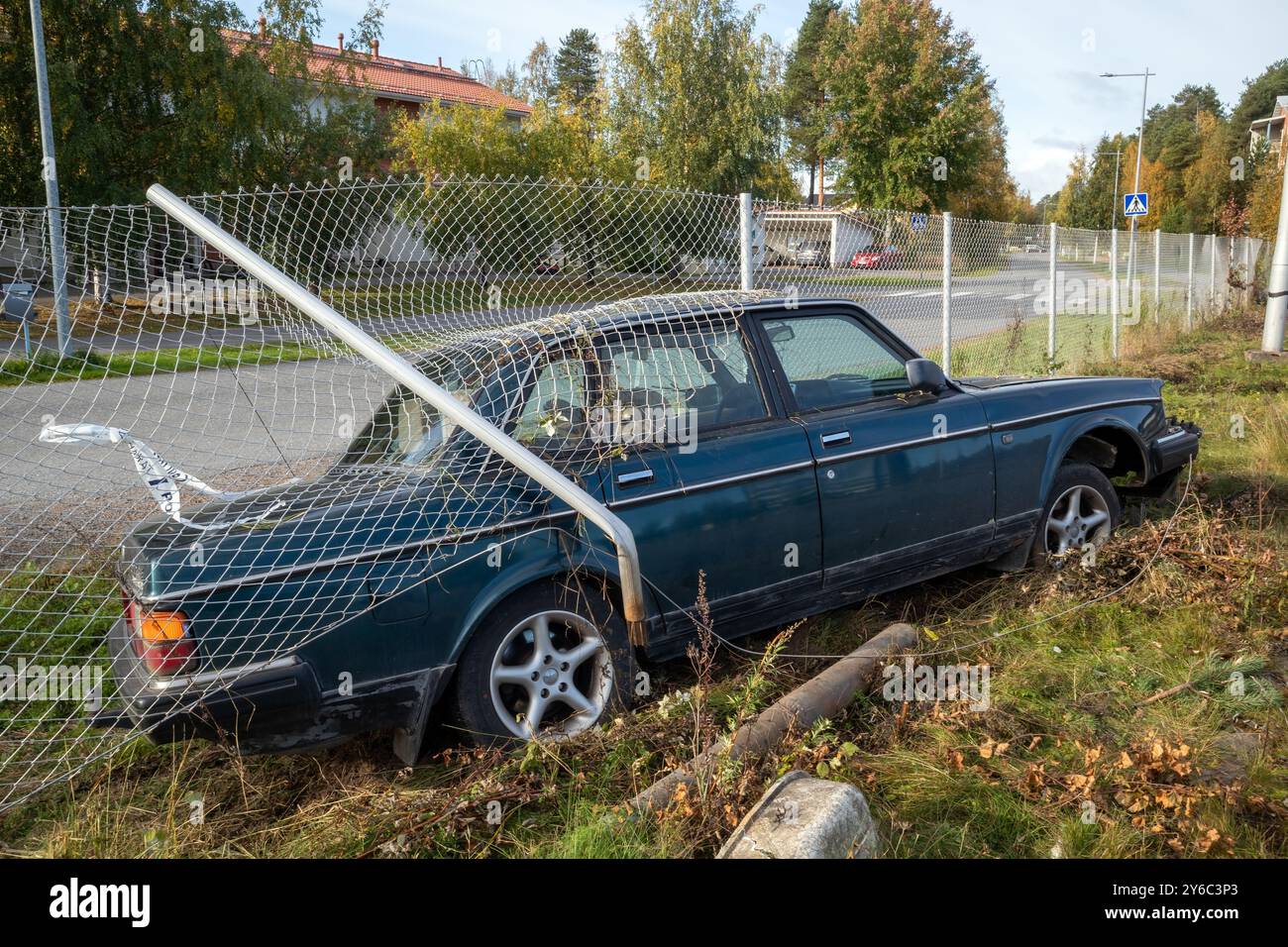 Das Auto ist durch den Maschendrahtzaun gestürzt Stockfoto