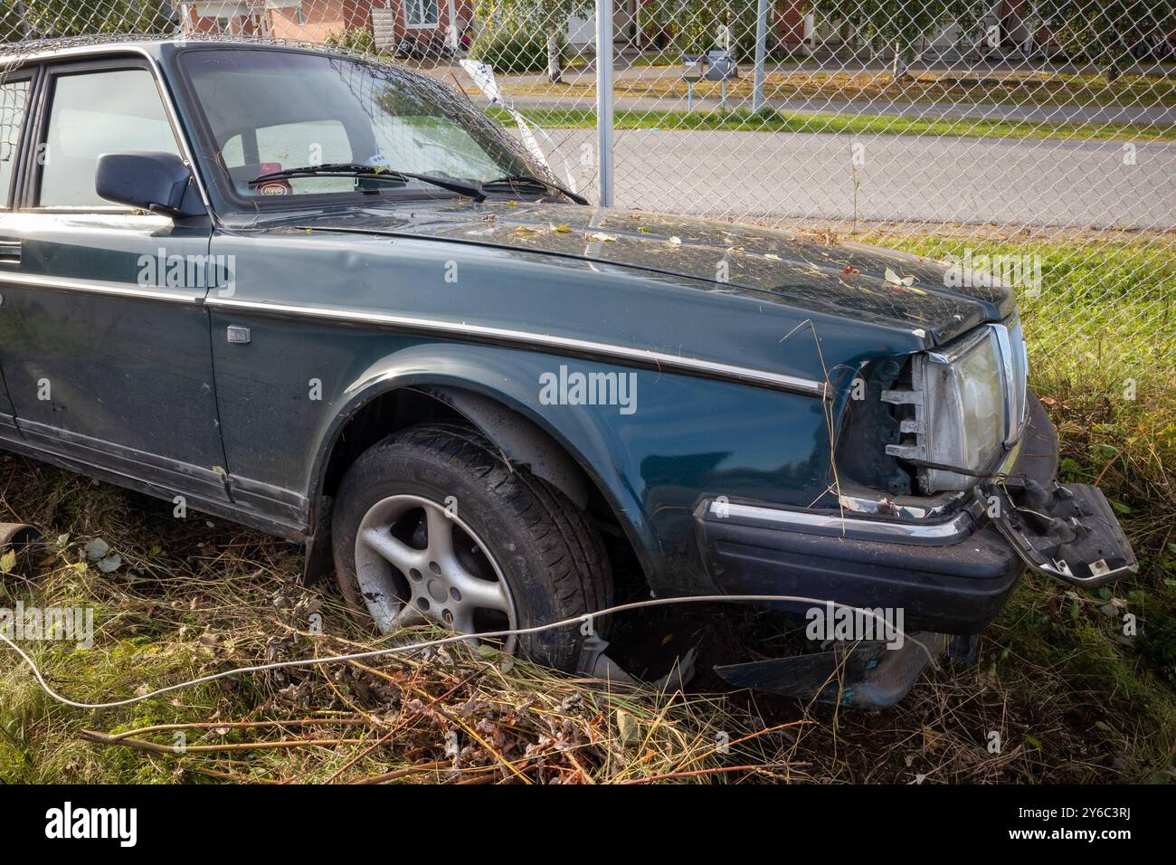 Das Auto ist durch den Maschendrahtzaun gestürzt Stockfoto