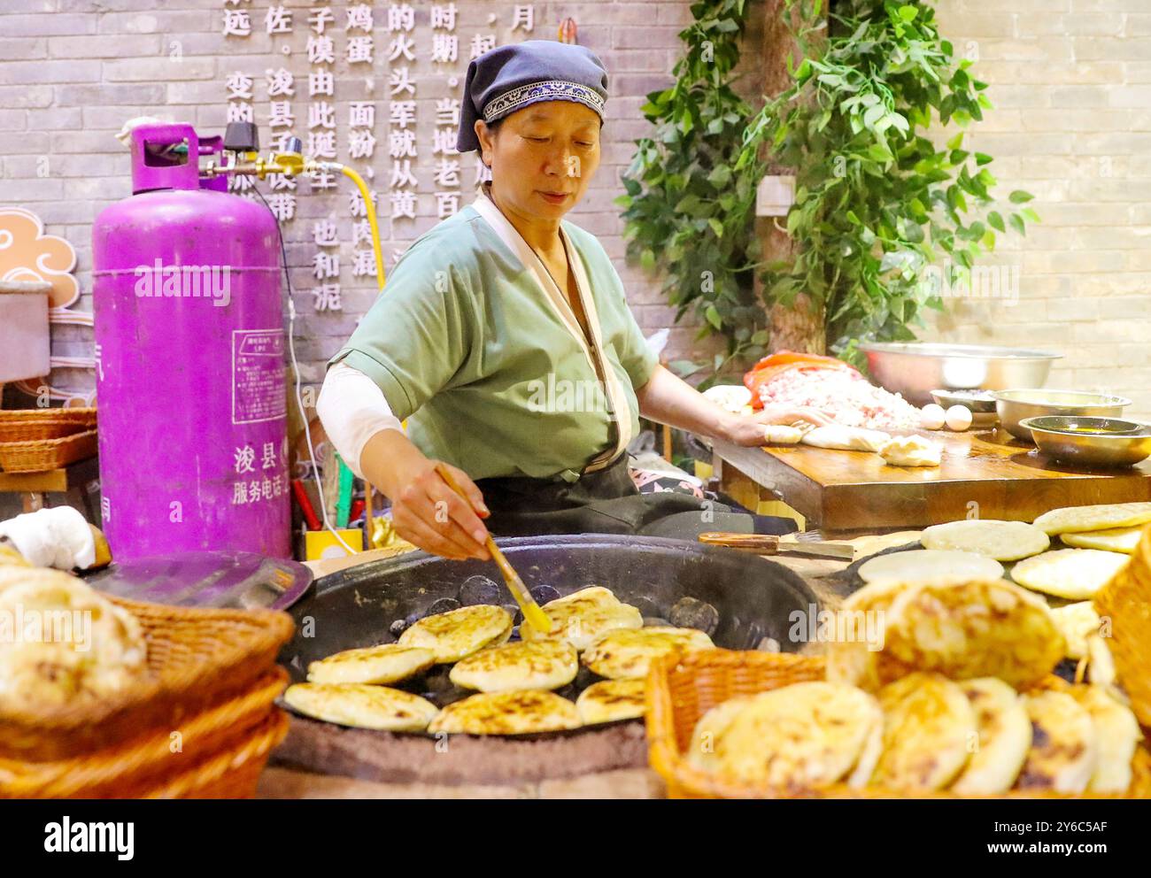 Ein Stand in der antiken Stadt Xunxian County bereitet lokale Snacks für Touristen in Hebi, China, am 24. September 2024 zu. (Foto: Costfoto/NurPhoto) Stockfoto