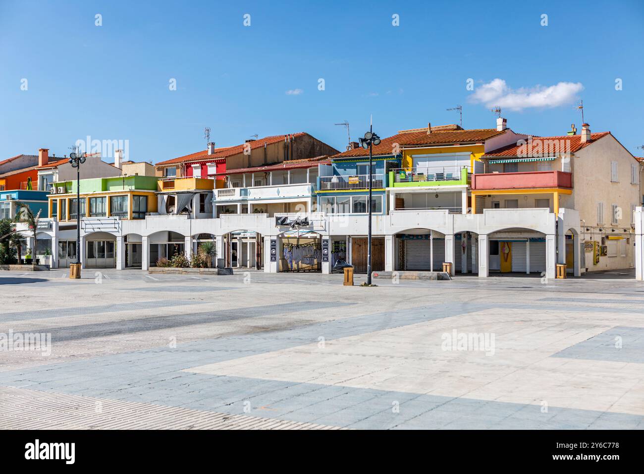 Geschäfte und Restaurants am Place de la République de Le Barcarès, Frankreich Stockfoto