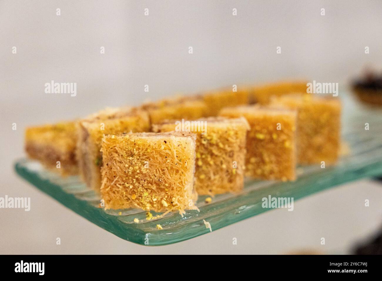 Nahost-Süßigkeiten Kunefe, Kunafa, Kadayif mit Pistazien. Türkisches, arabisches traditionelles Dessert. Stockfoto