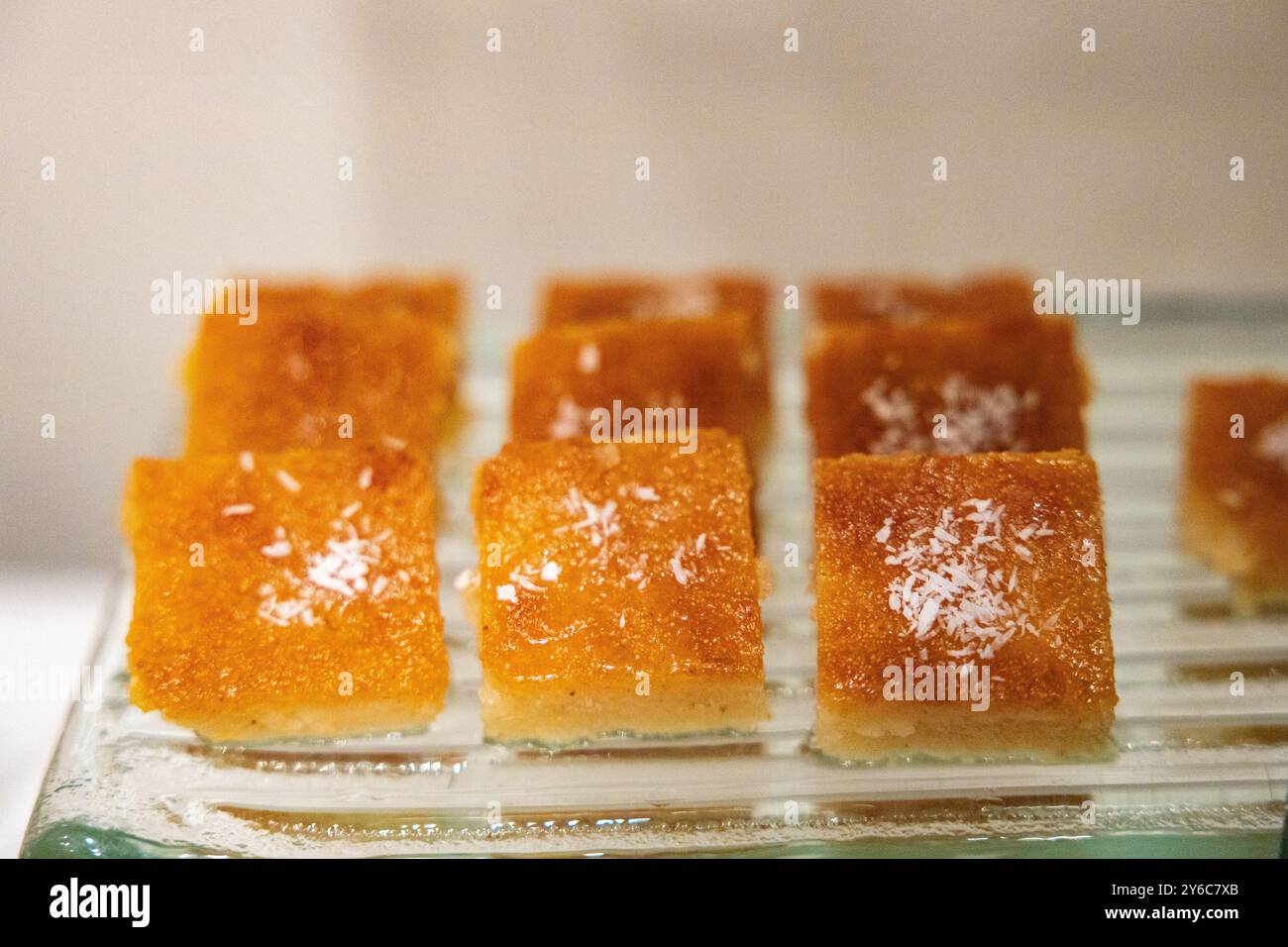 Basbousa Harissa arabische Süßigkeiten mit Mandel auf Glas Stockfoto